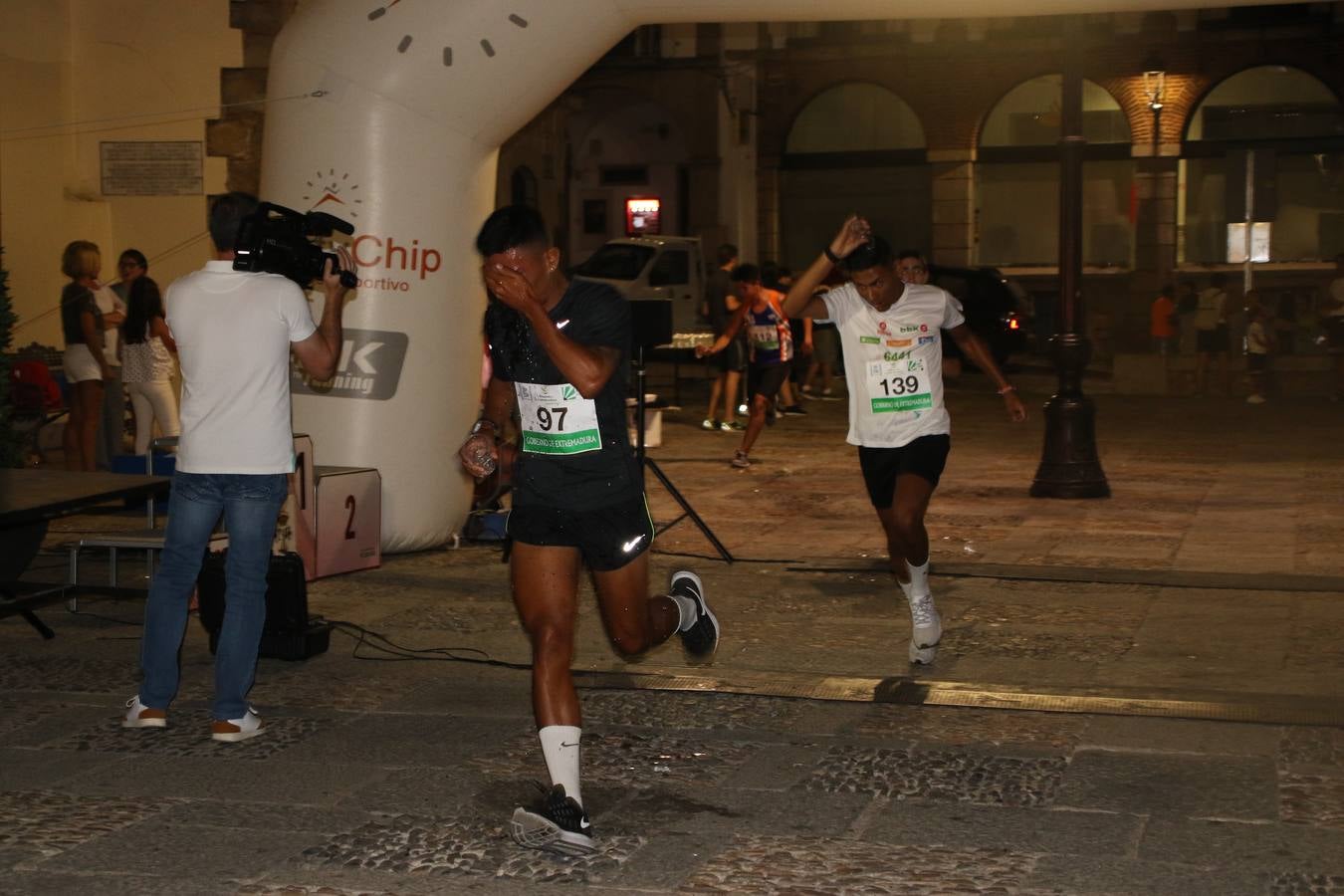 La Plaza de España de Jerez de los Caballeros acogió, ayer, la V Carrera Popular Nocturna 'Recorriendo el Medievo', organizada por el Ayuntamiento del municipio con la colaboración del Plan de Dinamización Deportiva de la Mancomunidad Sierra Suroeste. Las principales calles del municipio volvieron a convertirse en el mejor escenario para el desarrollo de esta prueba deportiva que, año tras año, se consolida como una de las citas más destacadas del calendario estival jerezano y en la que la solidaridad, también, está muy presente. Así, se lograron recaudar 153 kilos y 22 euros que irán destinados al almacén de alimentos que gestiona la Asamblea local de Cruz Roja en el municipio.En esta edición, han participado unos 200 corredores de la localidad y alrededores, siendo Manuel Gómez Lucas y Tina María Ramos, vencedores de la clasificación general.
