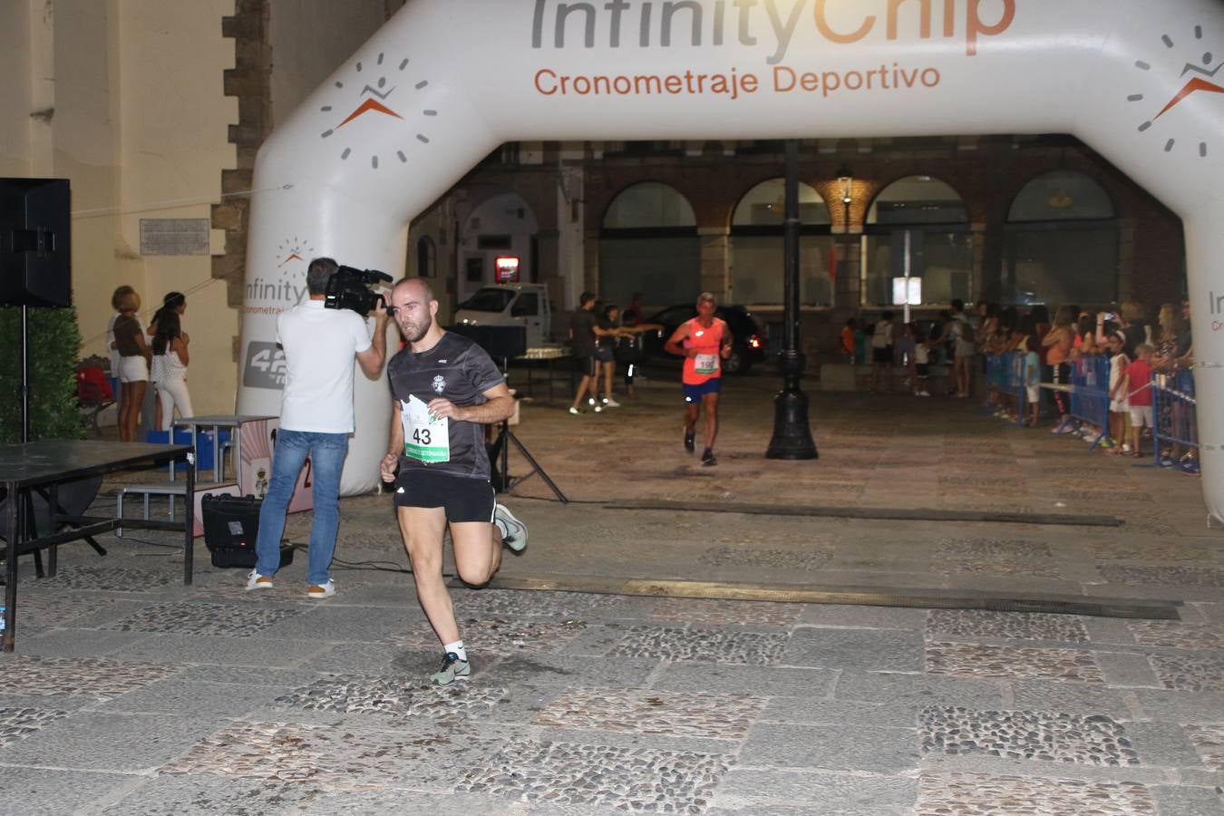 La Plaza de España de Jerez de los Caballeros acogió, ayer, la V Carrera Popular Nocturna 'Recorriendo el Medievo', organizada por el Ayuntamiento del municipio con la colaboración del Plan de Dinamización Deportiva de la Mancomunidad Sierra Suroeste. Las principales calles del municipio volvieron a convertirse en el mejor escenario para el desarrollo de esta prueba deportiva que, año tras año, se consolida como una de las citas más destacadas del calendario estival jerezano y en la que la solidaridad, también, está muy presente. Así, se lograron recaudar 153 kilos y 22 euros que irán destinados al almacén de alimentos que gestiona la Asamblea local de Cruz Roja en el municipio.En esta edición, han participado unos 200 corredores de la localidad y alrededores, siendo Manuel Gómez Lucas y Tina María Ramos, vencedores de la clasificación general.