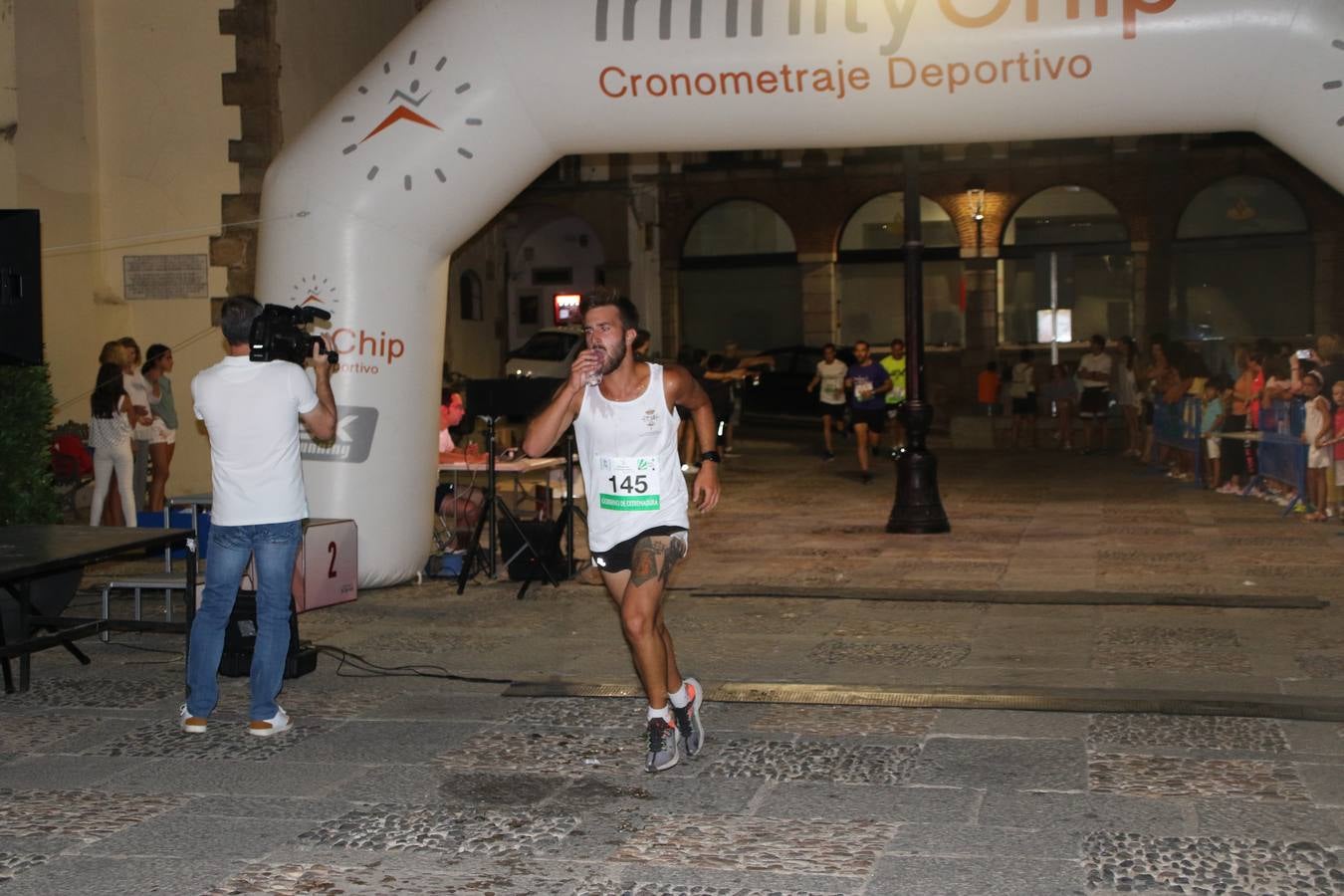 La Plaza de España de Jerez de los Caballeros acogió, ayer, la V Carrera Popular Nocturna 'Recorriendo el Medievo', organizada por el Ayuntamiento del municipio con la colaboración del Plan de Dinamización Deportiva de la Mancomunidad Sierra Suroeste. Las principales calles del municipio volvieron a convertirse en el mejor escenario para el desarrollo de esta prueba deportiva que, año tras año, se consolida como una de las citas más destacadas del calendario estival jerezano y en la que la solidaridad, también, está muy presente. Así, se lograron recaudar 153 kilos y 22 euros que irán destinados al almacén de alimentos que gestiona la Asamblea local de Cruz Roja en el municipio.En esta edición, han participado unos 200 corredores de la localidad y alrededores, siendo Manuel Gómez Lucas y Tina María Ramos, vencedores de la clasificación general.
