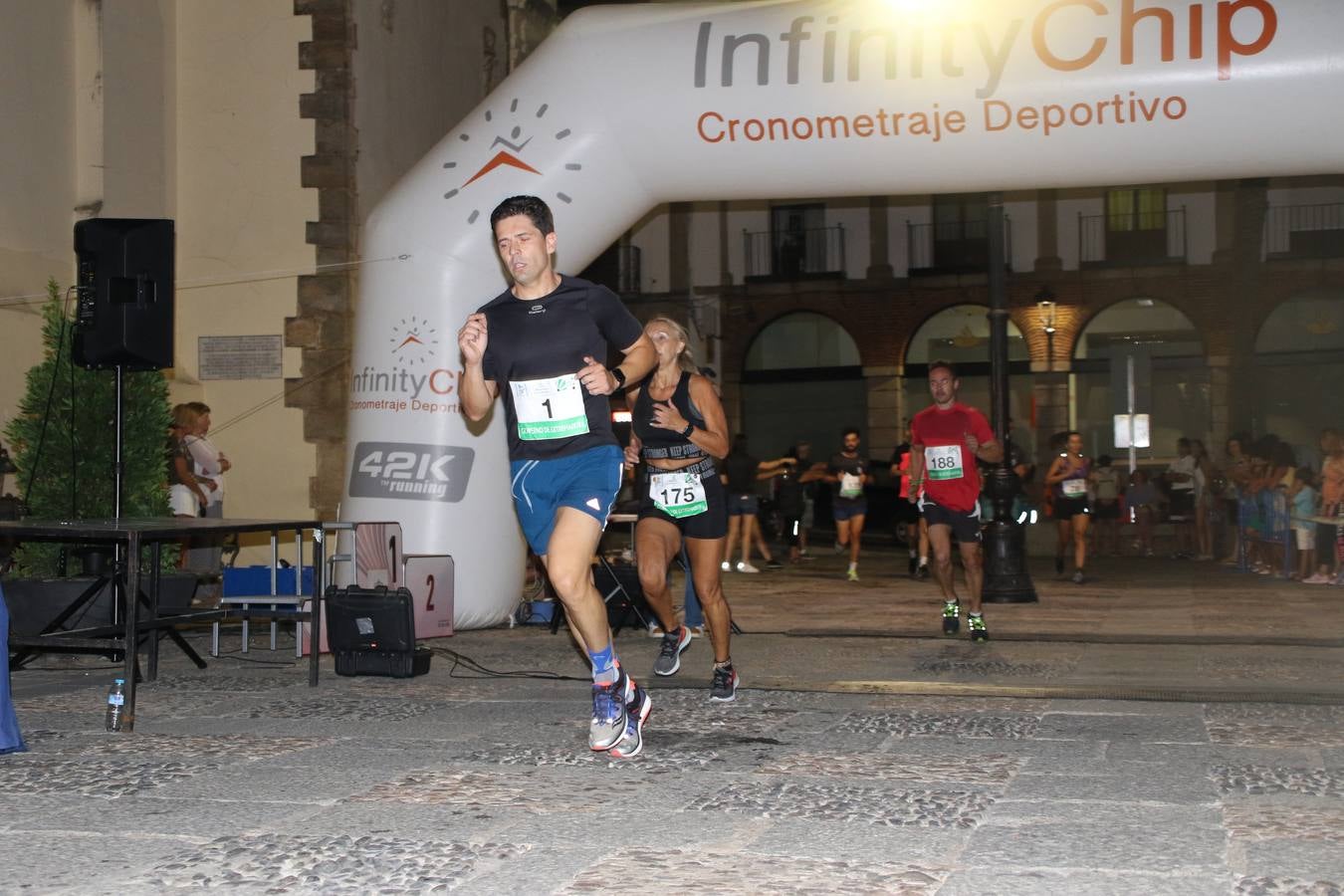 La Plaza de España de Jerez de los Caballeros acogió, ayer, la V Carrera Popular Nocturna 'Recorriendo el Medievo', organizada por el Ayuntamiento del municipio con la colaboración del Plan de Dinamización Deportiva de la Mancomunidad Sierra Suroeste. Las principales calles del municipio volvieron a convertirse en el mejor escenario para el desarrollo de esta prueba deportiva que, año tras año, se consolida como una de las citas más destacadas del calendario estival jerezano y en la que la solidaridad, también, está muy presente. Así, se lograron recaudar 153 kilos y 22 euros que irán destinados al almacén de alimentos que gestiona la Asamblea local de Cruz Roja en el municipio.En esta edición, han participado unos 200 corredores de la localidad y alrededores, siendo Manuel Gómez Lucas y Tina María Ramos, vencedores de la clasificación general.