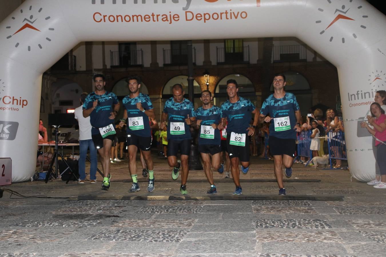 La Plaza de España de Jerez de los Caballeros acogió, ayer, la V Carrera Popular Nocturna 'Recorriendo el Medievo', organizada por el Ayuntamiento del municipio con la colaboración del Plan de Dinamización Deportiva de la Mancomunidad Sierra Suroeste. Las principales calles del municipio volvieron a convertirse en el mejor escenario para el desarrollo de esta prueba deportiva que, año tras año, se consolida como una de las citas más destacadas del calendario estival jerezano y en la que la solidaridad, también, está muy presente. Así, se lograron recaudar 153 kilos y 22 euros que irán destinados al almacén de alimentos que gestiona la Asamblea local de Cruz Roja en el municipio.En esta edición, han participado unos 200 corredores de la localidad y alrededores, siendo Manuel Gómez Lucas y Tina María Ramos, vencedores de la clasificación general.