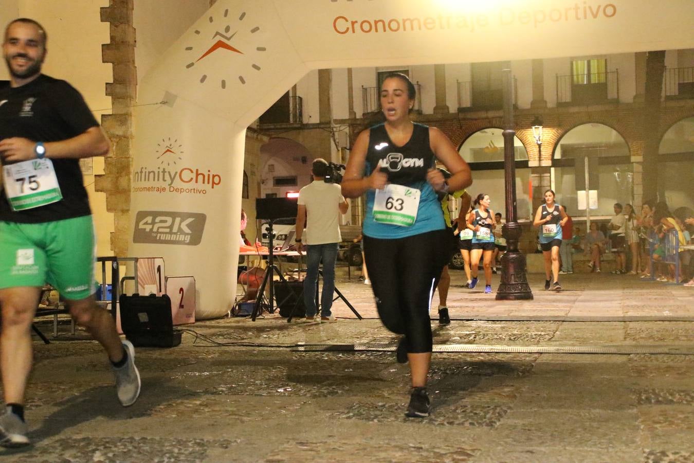 La Plaza de España de Jerez de los Caballeros acogió, ayer, la V Carrera Popular Nocturna 'Recorriendo el Medievo', organizada por el Ayuntamiento del municipio con la colaboración del Plan de Dinamización Deportiva de la Mancomunidad Sierra Suroeste. Las principales calles del municipio volvieron a convertirse en el mejor escenario para el desarrollo de esta prueba deportiva que, año tras año, se consolida como una de las citas más destacadas del calendario estival jerezano y en la que la solidaridad, también, está muy presente. Así, se lograron recaudar 153 kilos y 22 euros que irán destinados al almacén de alimentos que gestiona la Asamblea local de Cruz Roja en el municipio.En esta edición, han participado unos 200 corredores de la localidad y alrededores, siendo Manuel Gómez Lucas y Tina María Ramos, vencedores de la clasificación general.