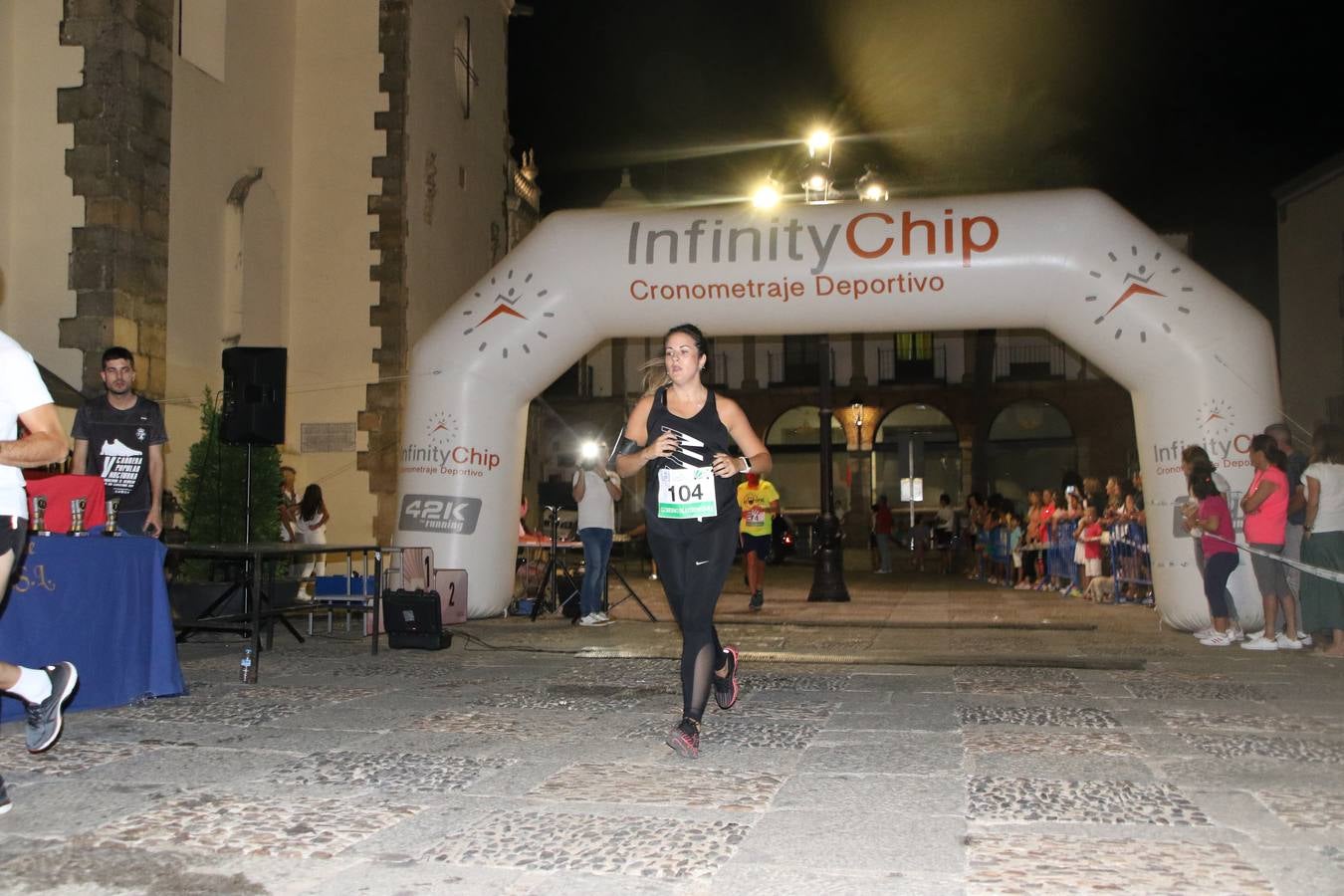 La Plaza de España de Jerez de los Caballeros acogió, ayer, la V Carrera Popular Nocturna 'Recorriendo el Medievo', organizada por el Ayuntamiento del municipio con la colaboración del Plan de Dinamización Deportiva de la Mancomunidad Sierra Suroeste. Las principales calles del municipio volvieron a convertirse en el mejor escenario para el desarrollo de esta prueba deportiva que, año tras año, se consolida como una de las citas más destacadas del calendario estival jerezano y en la que la solidaridad, también, está muy presente. Así, se lograron recaudar 153 kilos y 22 euros que irán destinados al almacén de alimentos que gestiona la Asamblea local de Cruz Roja en el municipio.En esta edición, han participado unos 200 corredores de la localidad y alrededores, siendo Manuel Gómez Lucas y Tina María Ramos, vencedores de la clasificación general.