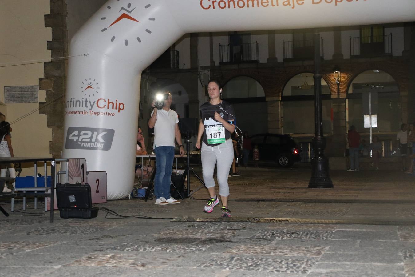 La Plaza de España de Jerez de los Caballeros acogió, ayer, la V Carrera Popular Nocturna 'Recorriendo el Medievo', organizada por el Ayuntamiento del municipio con la colaboración del Plan de Dinamización Deportiva de la Mancomunidad Sierra Suroeste. Las principales calles del municipio volvieron a convertirse en el mejor escenario para el desarrollo de esta prueba deportiva que, año tras año, se consolida como una de las citas más destacadas del calendario estival jerezano y en la que la solidaridad, también, está muy presente. Así, se lograron recaudar 153 kilos y 22 euros que irán destinados al almacén de alimentos que gestiona la Asamblea local de Cruz Roja en el municipio.En esta edición, han participado unos 200 corredores de la localidad y alrededores, siendo Manuel Gómez Lucas y Tina María Ramos, vencedores de la clasificación general.