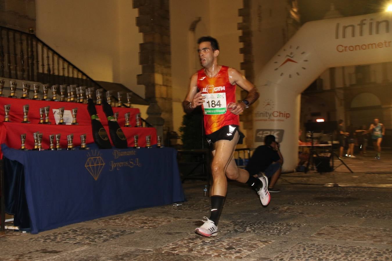 La Plaza de España de Jerez de los Caballeros acogió, ayer, la V Carrera Popular Nocturna 'Recorriendo el Medievo', organizada por el Ayuntamiento del municipio con la colaboración del Plan de Dinamización Deportiva de la Mancomunidad Sierra Suroeste. Las principales calles del municipio volvieron a convertirse en el mejor escenario para el desarrollo de esta prueba deportiva que, año tras año, se consolida como una de las citas más destacadas del calendario estival jerezano y en la que la solidaridad, también, está muy presente. Así, se lograron recaudar 153 kilos y 22 euros que irán destinados al almacén de alimentos que gestiona la Asamblea local de Cruz Roja en el municipio.En esta edición, han participado unos 200 corredores de la localidad y alrededores, siendo Manuel Gómez Lucas y Tina María Ramos, vencedores de la clasificación general.