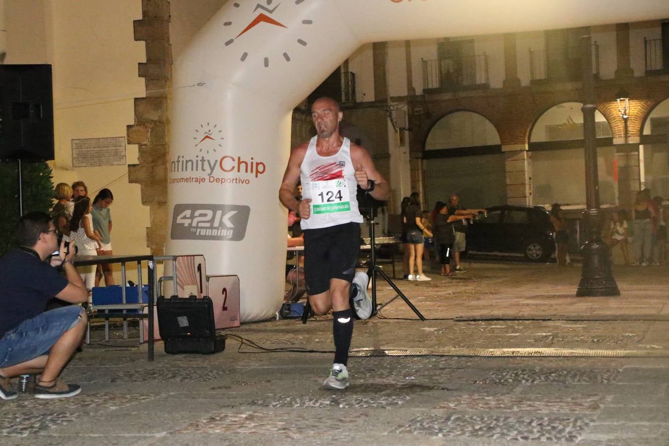 La Plaza de España de Jerez de los Caballeros acogió, ayer, la V Carrera Popular Nocturna 'Recorriendo el Medievo', organizada por el Ayuntamiento del municipio con la colaboración del Plan de Dinamización Deportiva de la Mancomunidad Sierra Suroeste. Las principales calles del municipio volvieron a convertirse en el mejor escenario para el desarrollo de esta prueba deportiva que, año tras año, se consolida como una de las citas más destacadas del calendario estival jerezano y en la que la solidaridad, también, está muy presente. Así, se lograron recaudar 153 kilos y 22 euros que irán destinados al almacén de alimentos que gestiona la Asamblea local de Cruz Roja en el municipio.En esta edición, han participado unos 200 corredores de la localidad y alrededores, siendo Manuel Gómez Lucas y Tina María Ramos, vencedores de la clasificación general.