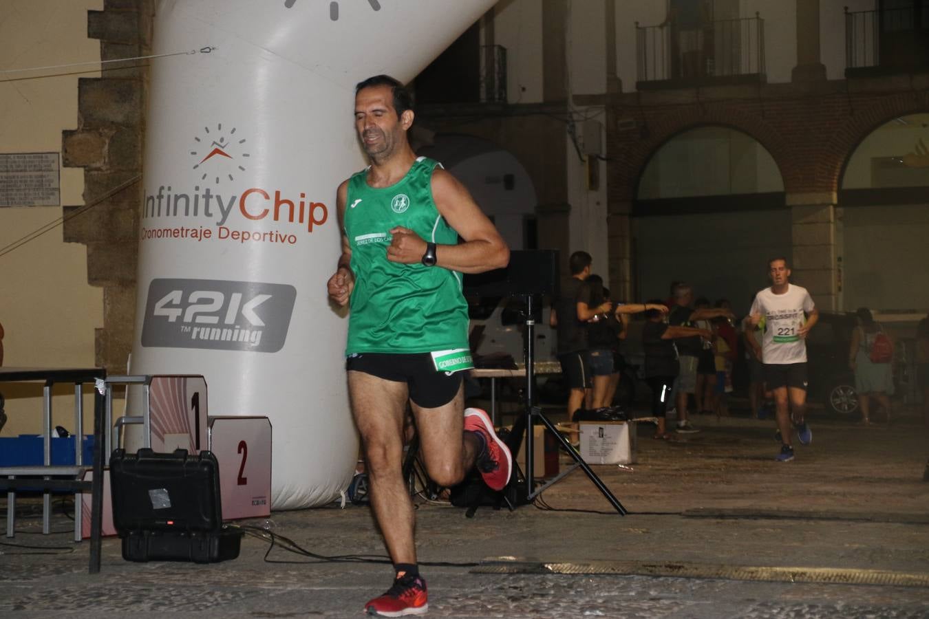 La Plaza de España de Jerez de los Caballeros acogió, ayer, la V Carrera Popular Nocturna 'Recorriendo el Medievo', organizada por el Ayuntamiento del municipio con la colaboración del Plan de Dinamización Deportiva de la Mancomunidad Sierra Suroeste. Las principales calles del municipio volvieron a convertirse en el mejor escenario para el desarrollo de esta prueba deportiva que, año tras año, se consolida como una de las citas más destacadas del calendario estival jerezano y en la que la solidaridad, también, está muy presente. Así, se lograron recaudar 153 kilos y 22 euros que irán destinados al almacén de alimentos que gestiona la Asamblea local de Cruz Roja en el municipio.En esta edición, han participado unos 200 corredores de la localidad y alrededores, siendo Manuel Gómez Lucas y Tina María Ramos, vencedores de la clasificación general.
