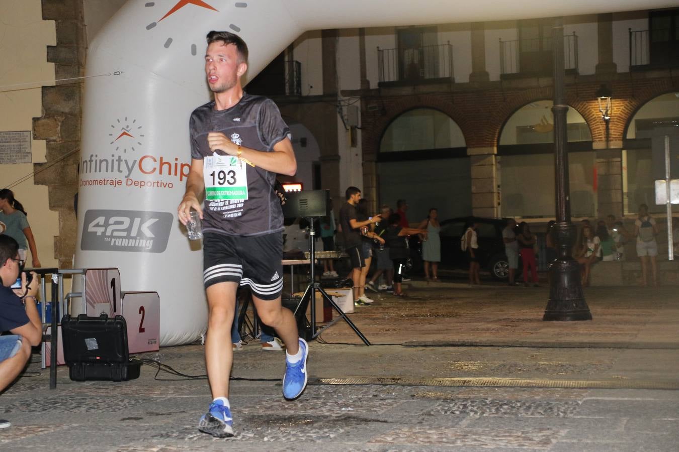 La Plaza de España de Jerez de los Caballeros acogió, ayer, la V Carrera Popular Nocturna 'Recorriendo el Medievo', organizada por el Ayuntamiento del municipio con la colaboración del Plan de Dinamización Deportiva de la Mancomunidad Sierra Suroeste. Las principales calles del municipio volvieron a convertirse en el mejor escenario para el desarrollo de esta prueba deportiva que, año tras año, se consolida como una de las citas más destacadas del calendario estival jerezano y en la que la solidaridad, también, está muy presente. Así, se lograron recaudar 153 kilos y 22 euros que irán destinados al almacén de alimentos que gestiona la Asamblea local de Cruz Roja en el municipio.En esta edición, han participado unos 200 corredores de la localidad y alrededores, siendo Manuel Gómez Lucas y Tina María Ramos, vencedores de la clasificación general.