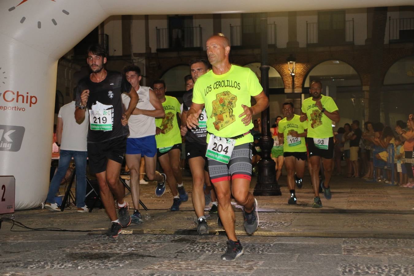 La Plaza de España de Jerez de los Caballeros acogió, ayer, la V Carrera Popular Nocturna 'Recorriendo el Medievo', organizada por el Ayuntamiento del municipio con la colaboración del Plan de Dinamización Deportiva de la Mancomunidad Sierra Suroeste. Las principales calles del municipio volvieron a convertirse en el mejor escenario para el desarrollo de esta prueba deportiva que, año tras año, se consolida como una de las citas más destacadas del calendario estival jerezano y en la que la solidaridad, también, está muy presente. Así, se lograron recaudar 153 kilos y 22 euros que irán destinados al almacén de alimentos que gestiona la Asamblea local de Cruz Roja en el municipio.En esta edición, han participado unos 200 corredores de la localidad y alrededores, siendo Manuel Gómez Lucas y Tina María Ramos, vencedores de la clasificación general.