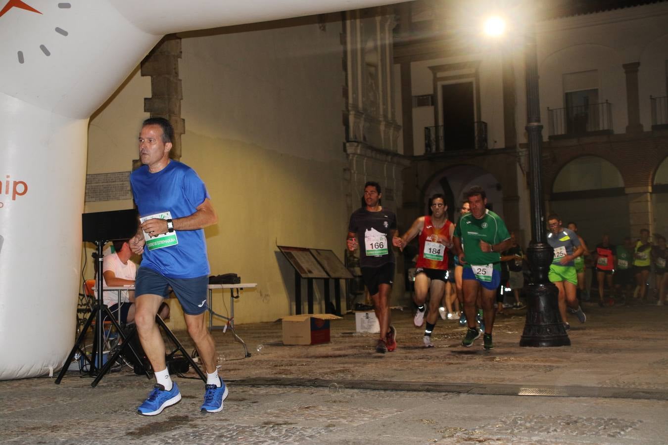 La Plaza de España de Jerez de los Caballeros acogió, ayer, la V Carrera Popular Nocturna 'Recorriendo el Medievo', organizada por el Ayuntamiento del municipio con la colaboración del Plan de Dinamización Deportiva de la Mancomunidad Sierra Suroeste. Las principales calles del municipio volvieron a convertirse en el mejor escenario para el desarrollo de esta prueba deportiva que, año tras año, se consolida como una de las citas más destacadas del calendario estival jerezano y en la que la solidaridad, también, está muy presente. Así, se lograron recaudar 153 kilos y 22 euros que irán destinados al almacén de alimentos que gestiona la Asamblea local de Cruz Roja en el municipio.En esta edición, han participado unos 200 corredores de la localidad y alrededores, siendo Manuel Gómez Lucas y Tina María Ramos, vencedores de la clasificación general.