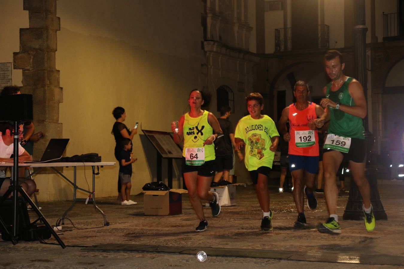 La Plaza de España de Jerez de los Caballeros acogió, ayer, la V Carrera Popular Nocturna 'Recorriendo el Medievo', organizada por el Ayuntamiento del municipio con la colaboración del Plan de Dinamización Deportiva de la Mancomunidad Sierra Suroeste. Las principales calles del municipio volvieron a convertirse en el mejor escenario para el desarrollo de esta prueba deportiva que, año tras año, se consolida como una de las citas más destacadas del calendario estival jerezano y en la que la solidaridad, también, está muy presente. Así, se lograron recaudar 153 kilos y 22 euros que irán destinados al almacén de alimentos que gestiona la Asamblea local de Cruz Roja en el municipio.En esta edición, han participado unos 200 corredores de la localidad y alrededores, siendo Manuel Gómez Lucas y Tina María Ramos, vencedores de la clasificación general.