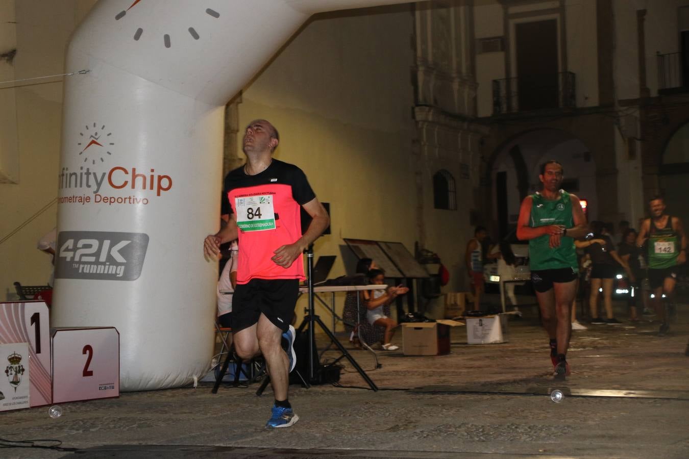 La Plaza de España de Jerez de los Caballeros acogió, ayer, la V Carrera Popular Nocturna 'Recorriendo el Medievo', organizada por el Ayuntamiento del municipio con la colaboración del Plan de Dinamización Deportiva de la Mancomunidad Sierra Suroeste. Las principales calles del municipio volvieron a convertirse en el mejor escenario para el desarrollo de esta prueba deportiva que, año tras año, se consolida como una de las citas más destacadas del calendario estival jerezano y en la que la solidaridad, también, está muy presente. Así, se lograron recaudar 153 kilos y 22 euros que irán destinados al almacén de alimentos que gestiona la Asamblea local de Cruz Roja en el municipio.En esta edición, han participado unos 200 corredores de la localidad y alrededores, siendo Manuel Gómez Lucas y Tina María Ramos, vencedores de la clasificación general.