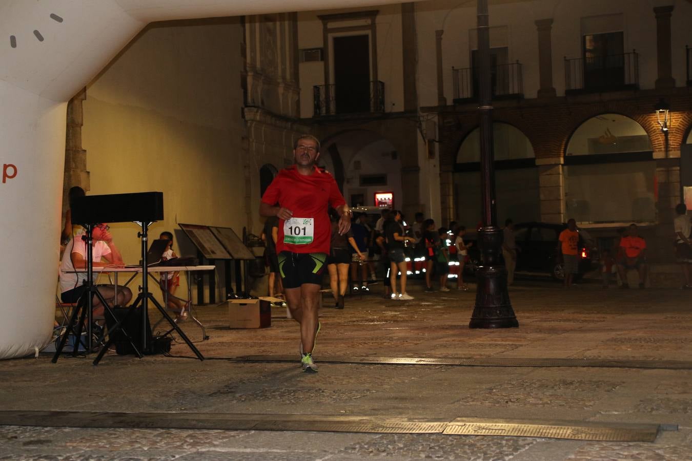 La Plaza de España de Jerez de los Caballeros acogió, ayer, la V Carrera Popular Nocturna 'Recorriendo el Medievo', organizada por el Ayuntamiento del municipio con la colaboración del Plan de Dinamización Deportiva de la Mancomunidad Sierra Suroeste. Las principales calles del municipio volvieron a convertirse en el mejor escenario para el desarrollo de esta prueba deportiva que, año tras año, se consolida como una de las citas más destacadas del calendario estival jerezano y en la que la solidaridad, también, está muy presente. Así, se lograron recaudar 153 kilos y 22 euros que irán destinados al almacén de alimentos que gestiona la Asamblea local de Cruz Roja en el municipio.En esta edición, han participado unos 200 corredores de la localidad y alrededores, siendo Manuel Gómez Lucas y Tina María Ramos, vencedores de la clasificación general.