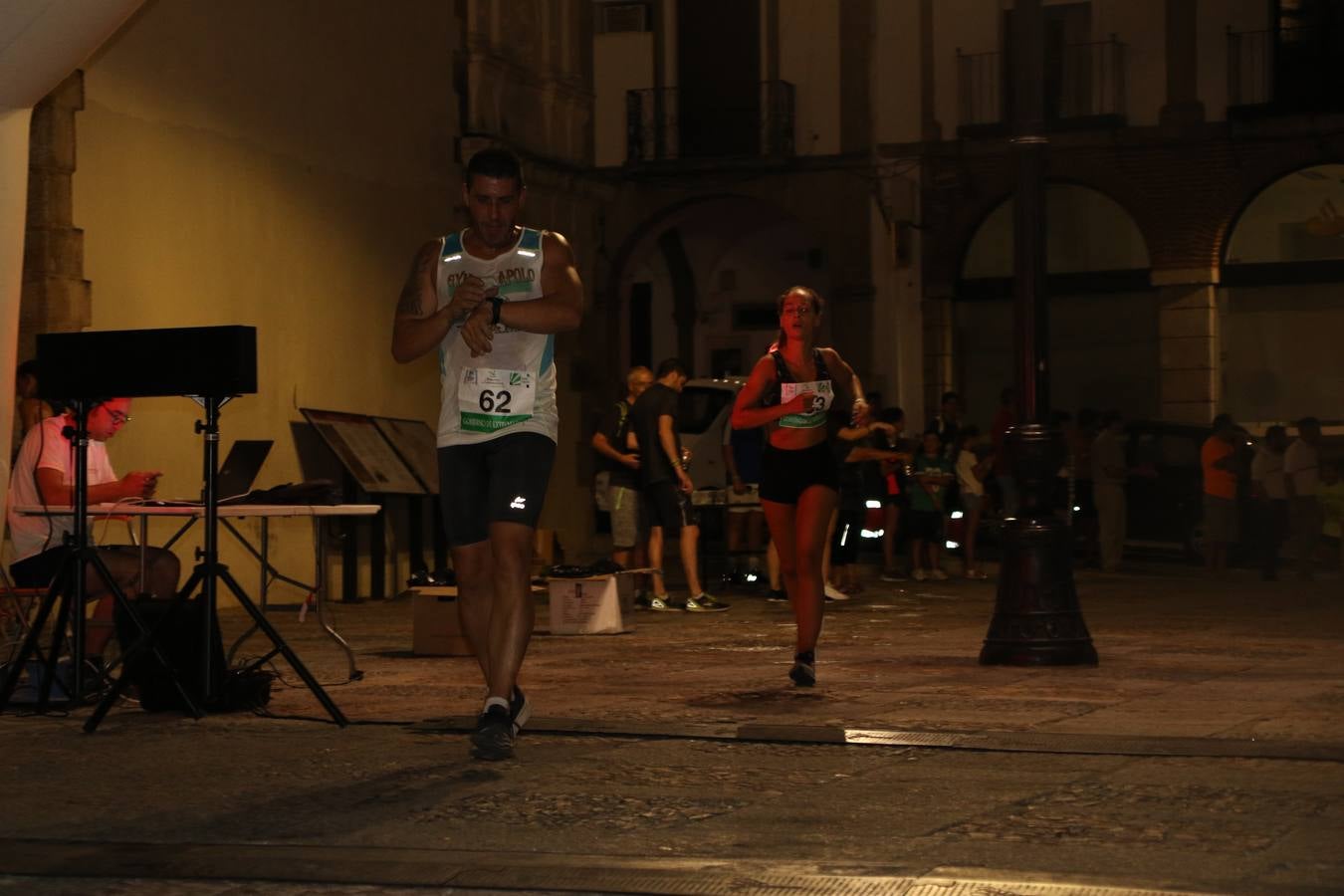 La Plaza de España de Jerez de los Caballeros acogió, ayer, la V Carrera Popular Nocturna 'Recorriendo el Medievo', organizada por el Ayuntamiento del municipio con la colaboración del Plan de Dinamización Deportiva de la Mancomunidad Sierra Suroeste. Las principales calles del municipio volvieron a convertirse en el mejor escenario para el desarrollo de esta prueba deportiva que, año tras año, se consolida como una de las citas más destacadas del calendario estival jerezano y en la que la solidaridad, también, está muy presente. Así, se lograron recaudar 153 kilos y 22 euros que irán destinados al almacén de alimentos que gestiona la Asamblea local de Cruz Roja en el municipio.En esta edición, han participado unos 200 corredores de la localidad y alrededores, siendo Manuel Gómez Lucas y Tina María Ramos, vencedores de la clasificación general.