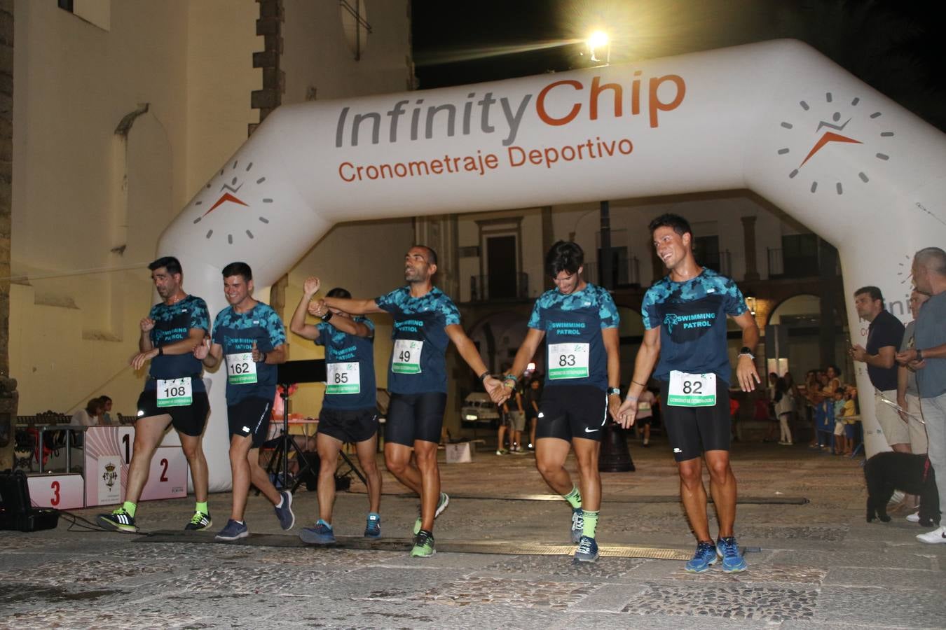 La Plaza de España de Jerez de los Caballeros acogió, ayer, la V Carrera Popular Nocturna 'Recorriendo el Medievo', organizada por el Ayuntamiento del municipio con la colaboración del Plan de Dinamización Deportiva de la Mancomunidad Sierra Suroeste. Las principales calles del municipio volvieron a convertirse en el mejor escenario para el desarrollo de esta prueba deportiva que, año tras año, se consolida como una de las citas más destacadas del calendario estival jerezano y en la que la solidaridad, también, está muy presente. Así, se lograron recaudar 153 kilos y 22 euros que irán destinados al almacén de alimentos que gestiona la Asamblea local de Cruz Roja en el municipio.En esta edición, han participado unos 200 corredores de la localidad y alrededores, siendo Manuel Gómez Lucas y Tina María Ramos, vencedores de la clasificación general.