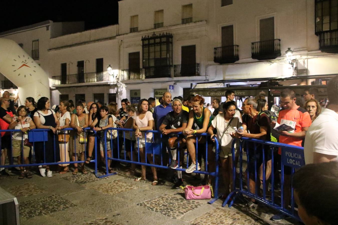 La Plaza de España de Jerez de los Caballeros acogió, ayer, la V Carrera Popular Nocturna 'Recorriendo el Medievo', organizada por el Ayuntamiento del municipio con la colaboración del Plan de Dinamización Deportiva de la Mancomunidad Sierra Suroeste. Las principales calles del municipio volvieron a convertirse en el mejor escenario para el desarrollo de esta prueba deportiva que, año tras año, se consolida como una de las citas más destacadas del calendario estival jerezano y en la que la solidaridad, también, está muy presente. Así, se lograron recaudar 153 kilos y 22 euros que irán destinados al almacén de alimentos que gestiona la Asamblea local de Cruz Roja en el municipio.En esta edición, han participado unos 200 corredores de la localidad y alrededores, siendo Manuel Gómez Lucas y Tina María Ramos, vencedores de la clasificación general.
