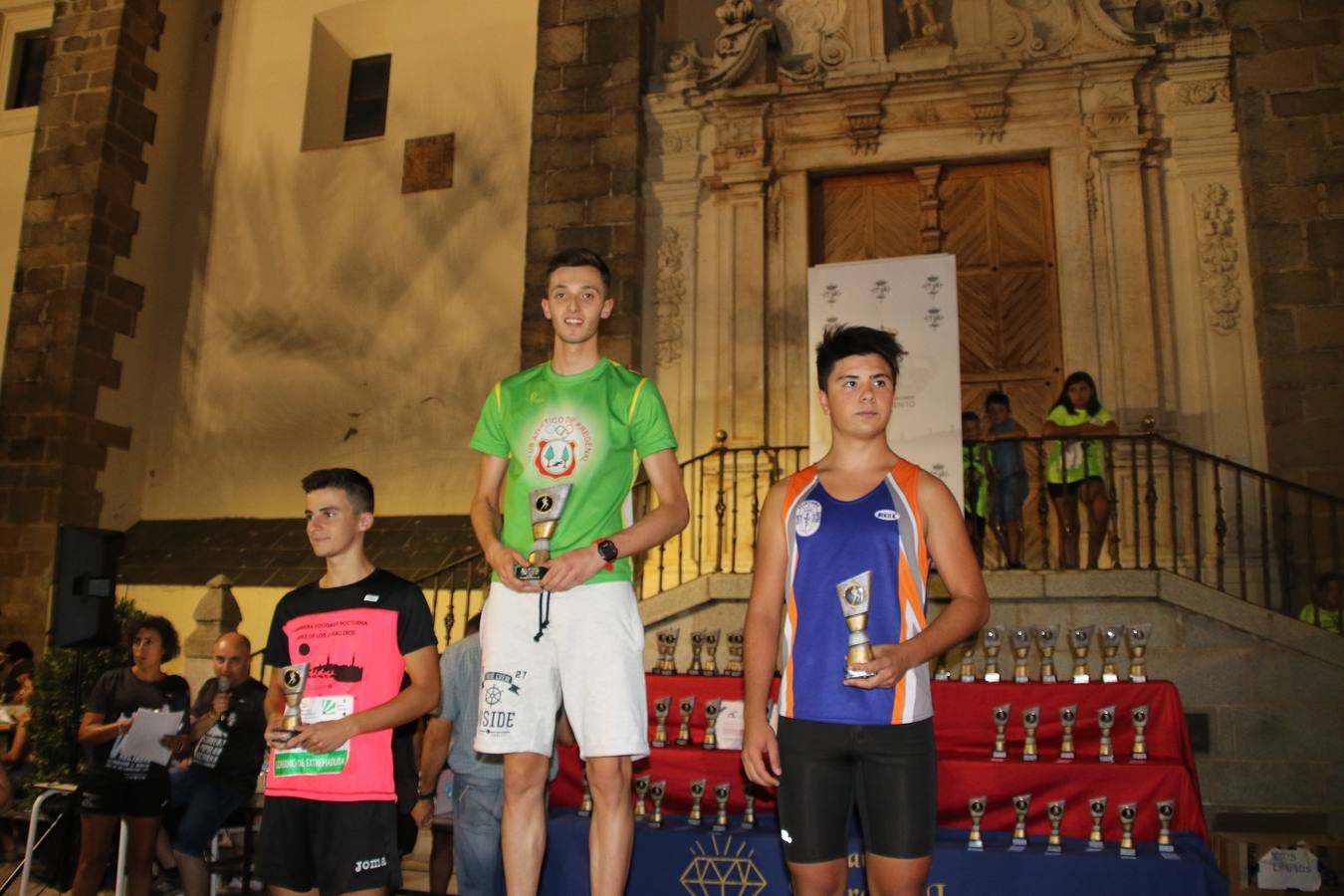 La Plaza de España de Jerez de los Caballeros acogió, ayer, la V Carrera Popular Nocturna 'Recorriendo el Medievo', organizada por el Ayuntamiento del municipio con la colaboración del Plan de Dinamización Deportiva de la Mancomunidad Sierra Suroeste. Las principales calles del municipio volvieron a convertirse en el mejor escenario para el desarrollo de esta prueba deportiva que, año tras año, se consolida como una de las citas más destacadas del calendario estival jerezano y en la que la solidaridad, también, está muy presente. Así, se lograron recaudar 153 kilos y 22 euros que irán destinados al almacén de alimentos que gestiona la Asamblea local de Cruz Roja en el municipio.En esta edición, han participado unos 200 corredores de la localidad y alrededores, siendo Manuel Gómez Lucas y Tina María Ramos, vencedores de la clasificación general.