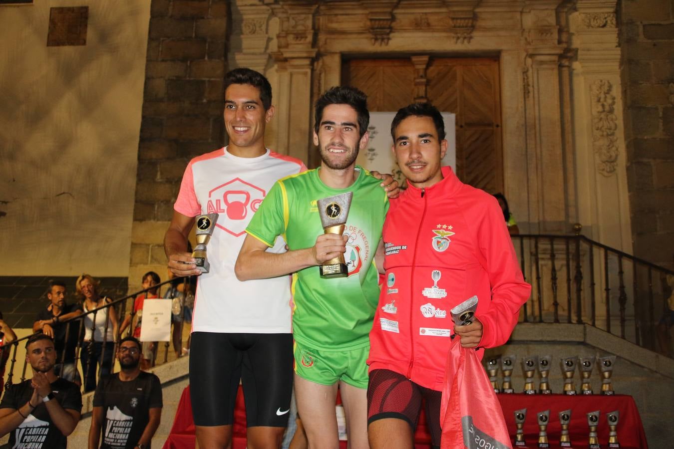 La Plaza de España de Jerez de los Caballeros acogió, ayer, la V Carrera Popular Nocturna 'Recorriendo el Medievo', organizada por el Ayuntamiento del municipio con la colaboración del Plan de Dinamización Deportiva de la Mancomunidad Sierra Suroeste. Las principales calles del municipio volvieron a convertirse en el mejor escenario para el desarrollo de esta prueba deportiva que, año tras año, se consolida como una de las citas más destacadas del calendario estival jerezano y en la que la solidaridad, también, está muy presente. Así, se lograron recaudar 153 kilos y 22 euros que irán destinados al almacén de alimentos que gestiona la Asamblea local de Cruz Roja en el municipio.En esta edición, han participado unos 200 corredores de la localidad y alrededores, siendo Manuel Gómez Lucas y Tina María Ramos, vencedores de la clasificación general.