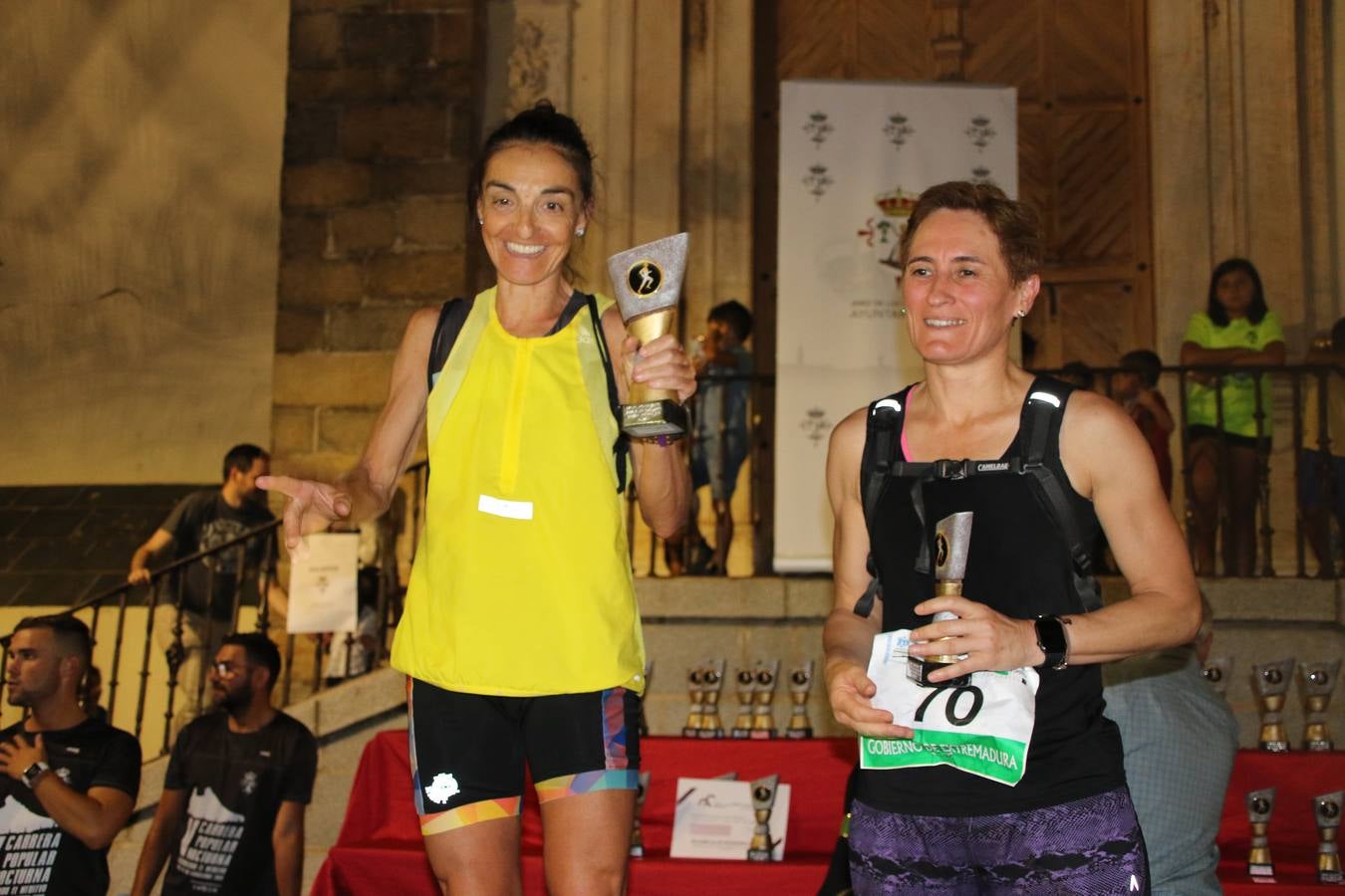 La Plaza de España de Jerez de los Caballeros acogió, ayer, la V Carrera Popular Nocturna 'Recorriendo el Medievo', organizada por el Ayuntamiento del municipio con la colaboración del Plan de Dinamización Deportiva de la Mancomunidad Sierra Suroeste. Las principales calles del municipio volvieron a convertirse en el mejor escenario para el desarrollo de esta prueba deportiva que, año tras año, se consolida como una de las citas más destacadas del calendario estival jerezano y en la que la solidaridad, también, está muy presente. Así, se lograron recaudar 153 kilos y 22 euros que irán destinados al almacén de alimentos que gestiona la Asamblea local de Cruz Roja en el municipio.En esta edición, han participado unos 200 corredores de la localidad y alrededores, siendo Manuel Gómez Lucas y Tina María Ramos, vencedores de la clasificación general.