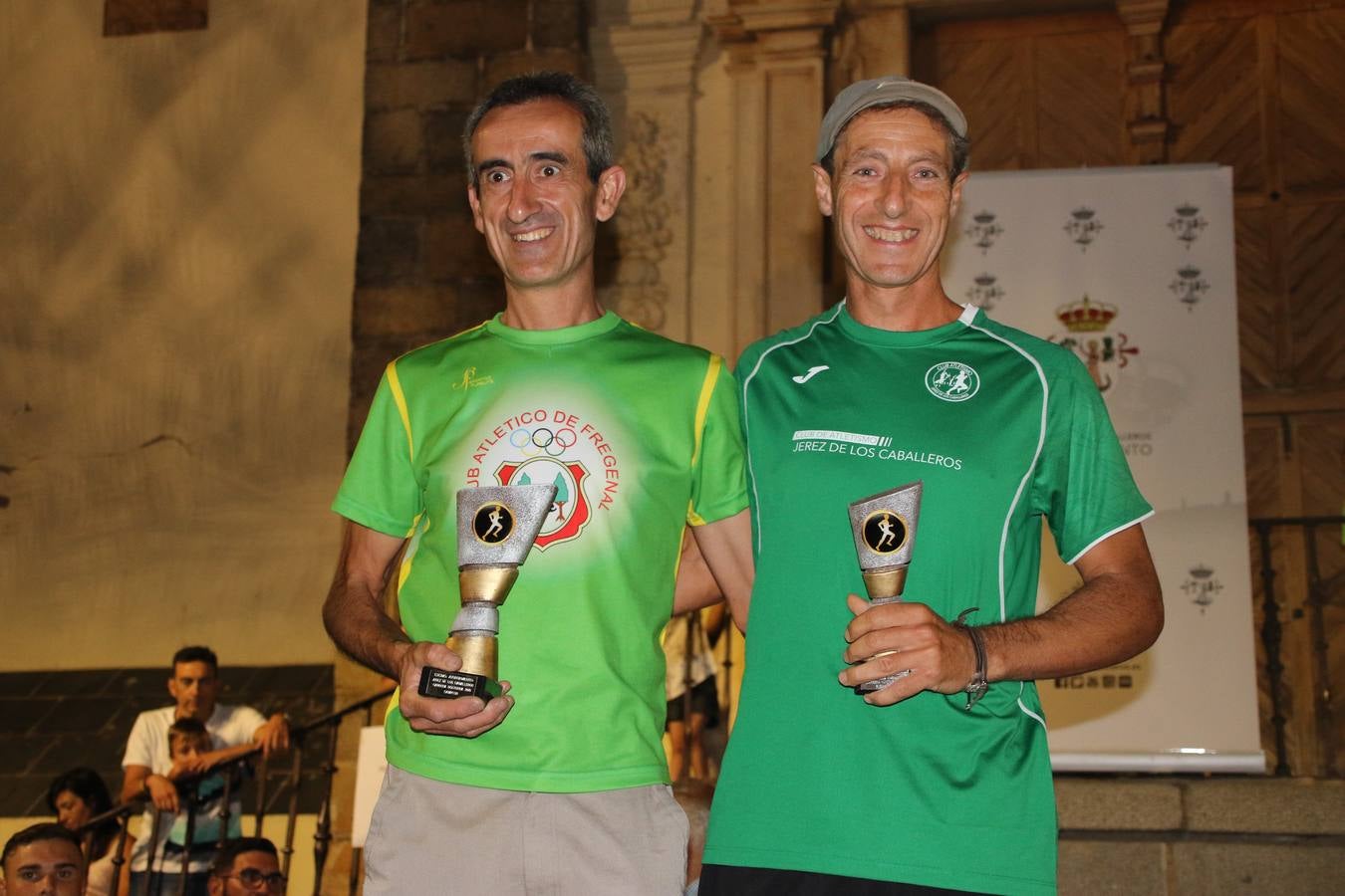 La Plaza de España de Jerez de los Caballeros acogió, ayer, la V Carrera Popular Nocturna 'Recorriendo el Medievo', organizada por el Ayuntamiento del municipio con la colaboración del Plan de Dinamización Deportiva de la Mancomunidad Sierra Suroeste. Las principales calles del municipio volvieron a convertirse en el mejor escenario para el desarrollo de esta prueba deportiva que, año tras año, se consolida como una de las citas más destacadas del calendario estival jerezano y en la que la solidaridad, también, está muy presente. Así, se lograron recaudar 153 kilos y 22 euros que irán destinados al almacén de alimentos que gestiona la Asamblea local de Cruz Roja en el municipio.En esta edición, han participado unos 200 corredores de la localidad y alrededores, siendo Manuel Gómez Lucas y Tina María Ramos, vencedores de la clasificación general.