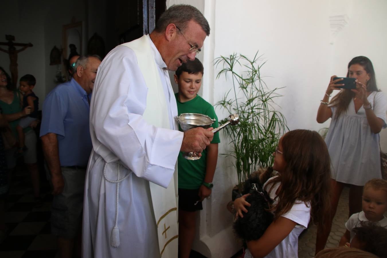El popular barrio de 'San Roque' ha acogido, esta mañana, la primera jornada de su tradicional «velá». La cita ha comenzado con el despertar del barrio con repiques de campana y ha continuado con la tradicional ceremonia de la bendición de animales, los juegos infantiles, una gran tómbola y la fiesta de la espuma. 