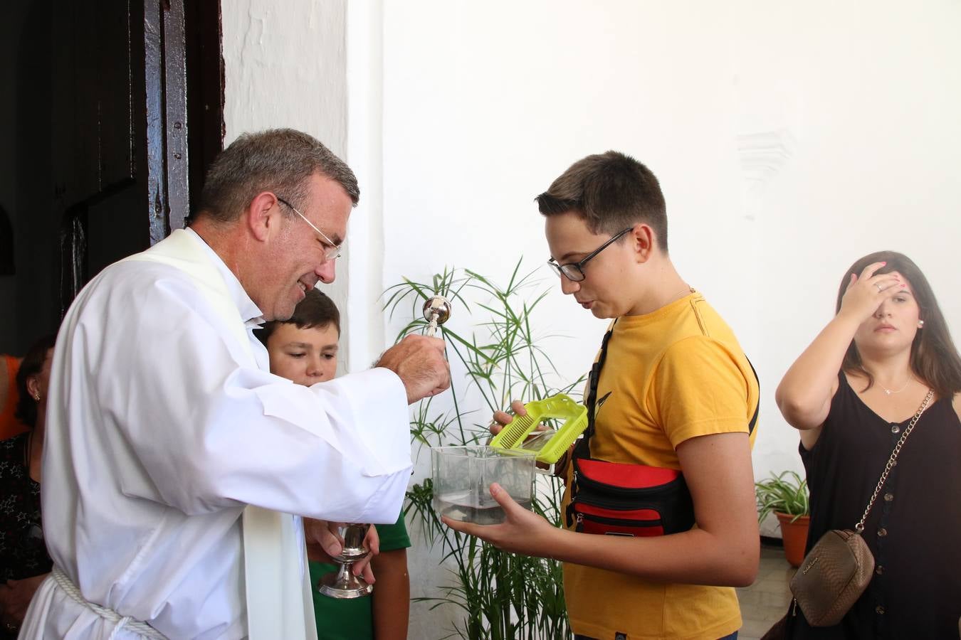 El popular barrio de 'San Roque' ha acogido, esta mañana, la primera jornada de su tradicional «velá». La cita ha comenzado con el despertar del barrio con repiques de campana y ha continuado con la tradicional ceremonia de la bendición de animales, los juegos infantiles, una gran tómbola y la fiesta de la espuma. 