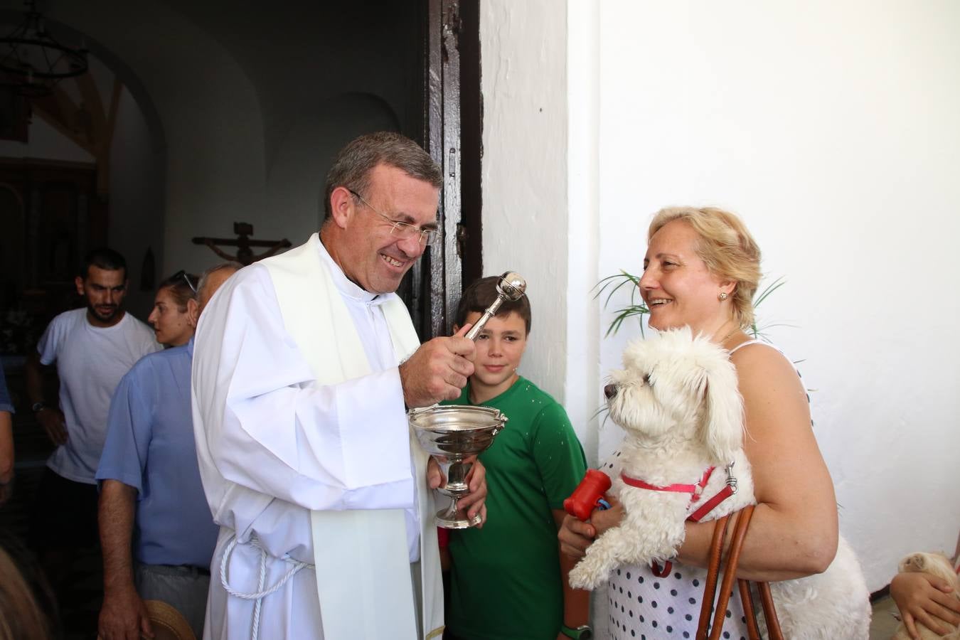 El popular barrio de 'San Roque' ha acogido, esta mañana, la primera jornada de su tradicional «velá». La cita ha comenzado con el despertar del barrio con repiques de campana y ha continuado con la tradicional ceremonia de la bendición de animales, los juegos infantiles, una gran tómbola y la fiesta de la espuma. 