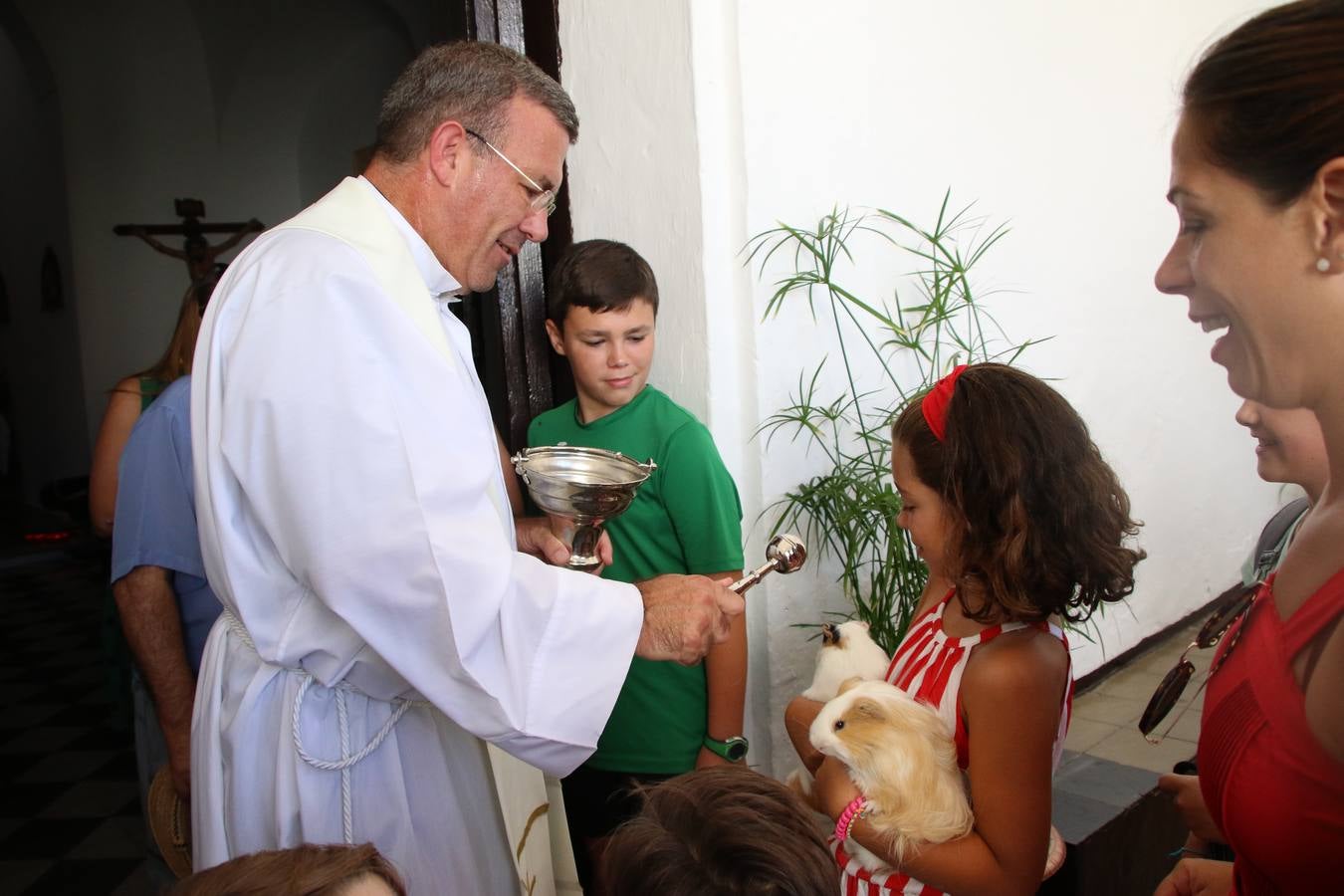 El popular barrio de 'San Roque' ha acogido, esta mañana, la primera jornada de su tradicional «velá». La cita ha comenzado con el despertar del barrio con repiques de campana y ha continuado con la tradicional ceremonia de la bendición de animales, los juegos infantiles, una gran tómbola y la fiesta de la espuma. 
