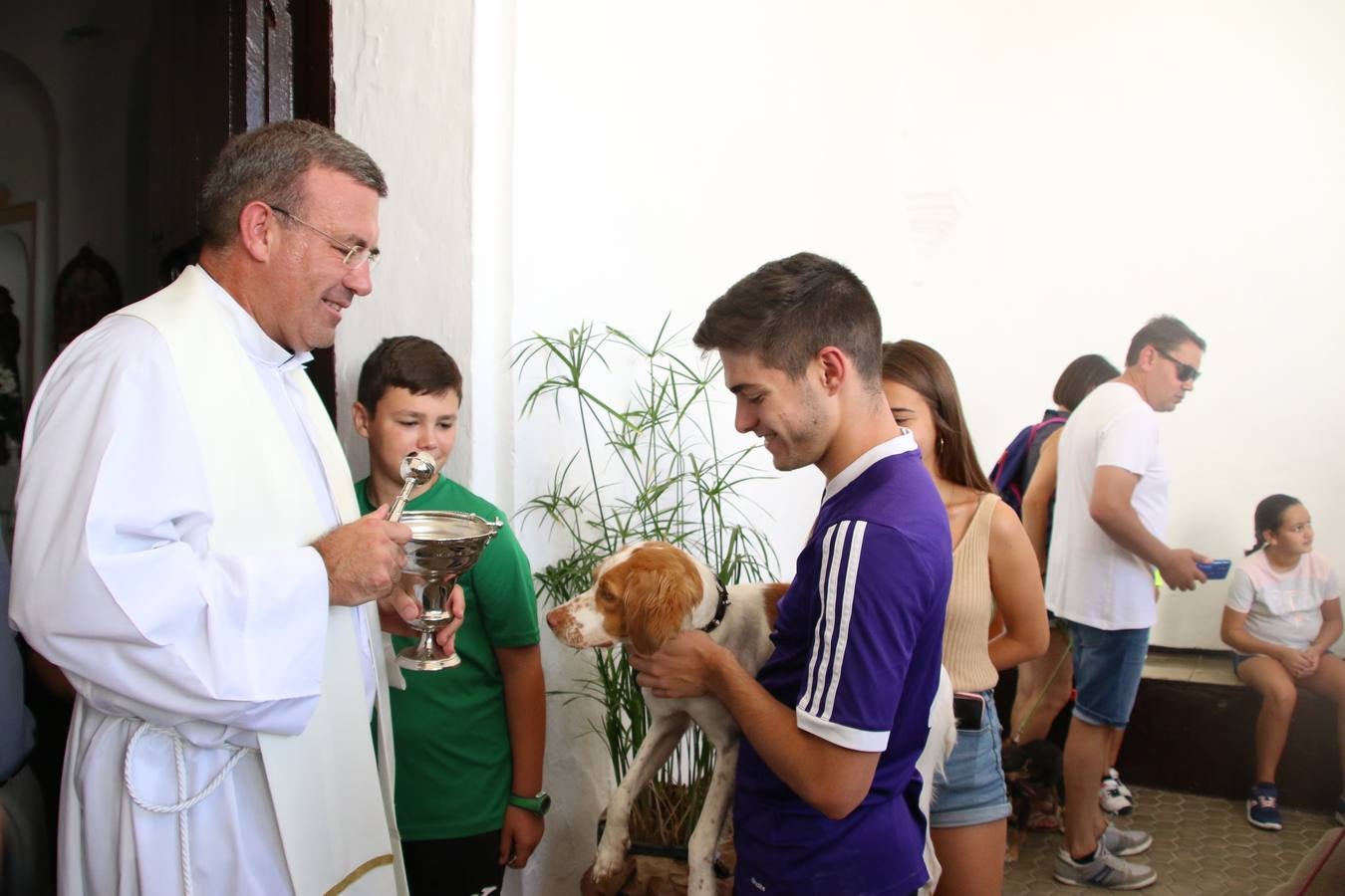 El popular barrio de 'San Roque' ha acogido, esta mañana, la primera jornada de su tradicional «velá». La cita ha comenzado con el despertar del barrio con repiques de campana y ha continuado con la tradicional ceremonia de la bendición de animales, los juegos infantiles, una gran tómbola y la fiesta de la espuma. 
