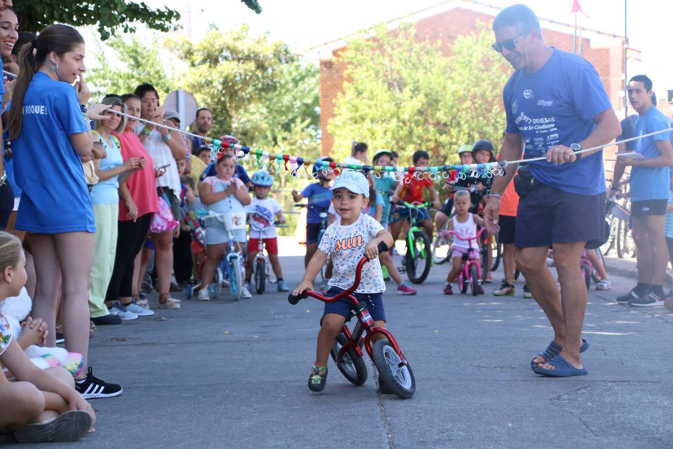 El popular barrio de 'San Roque' ha acogido, esta mañana, la primera jornada de su tradicional «velá». La cita ha comenzado con el despertar del barrio con repiques de campana y ha continuado con la tradicional ceremonia de la bendición de animales, los juegos infantiles, una gran tómbola y la fiesta de la espuma. 