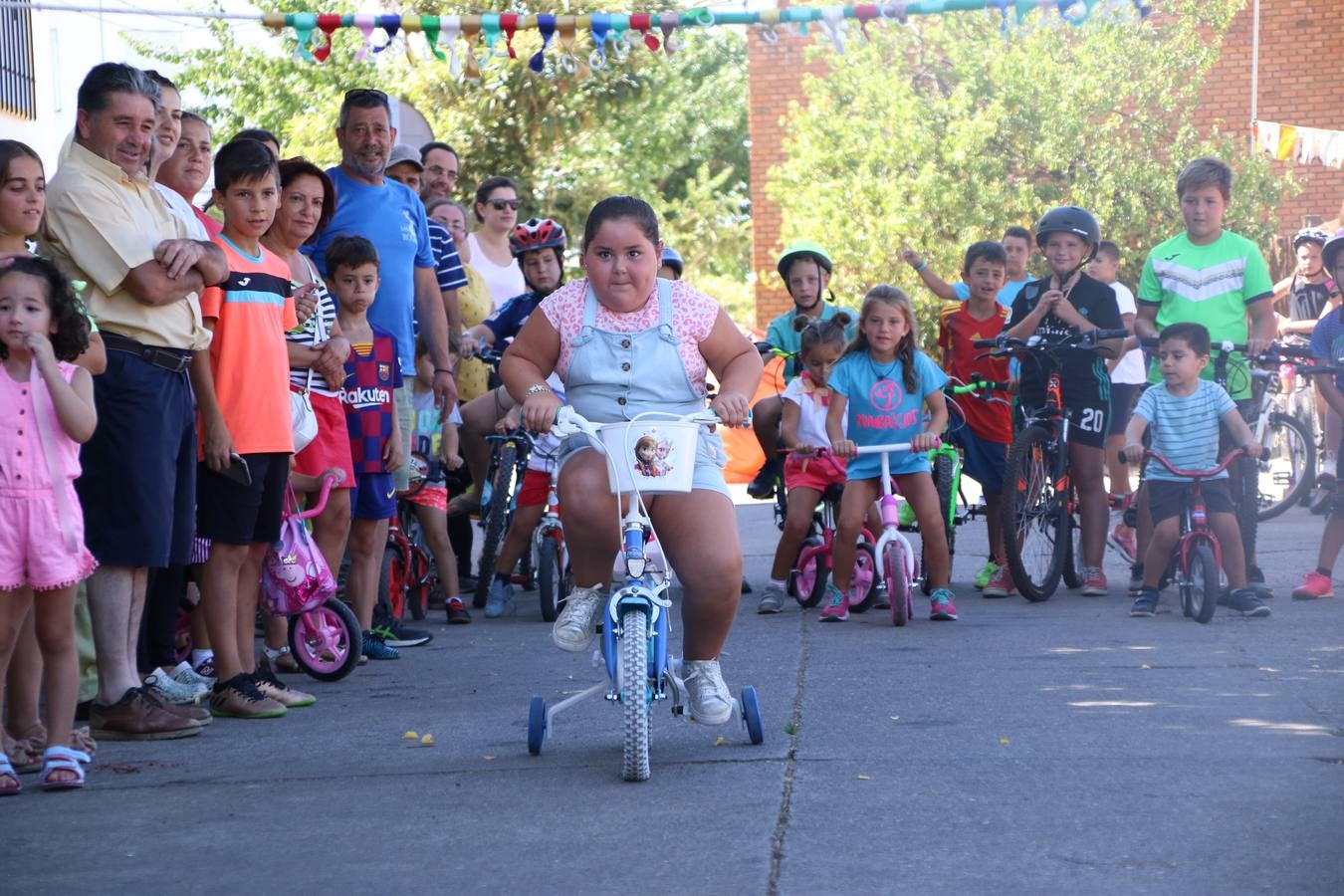 El popular barrio de 'San Roque' ha acogido, esta mañana, la primera jornada de su tradicional «velá». La cita ha comenzado con el despertar del barrio con repiques de campana y ha continuado con la tradicional ceremonia de la bendición de animales, los juegos infantiles, una gran tómbola y la fiesta de la espuma. 