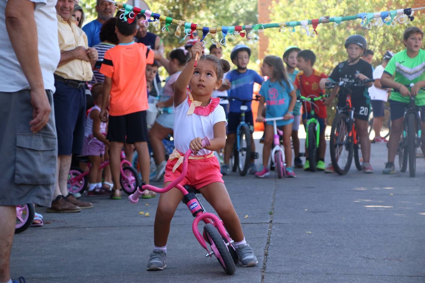 El popular barrio de 'San Roque' ha acogido, esta mañana, la primera jornada de su tradicional «velá». La cita ha comenzado con el despertar del barrio con repiques de campana y ha continuado con la tradicional ceremonia de la bendición de animales, los juegos infantiles, una gran tómbola y la fiesta de la espuma. 