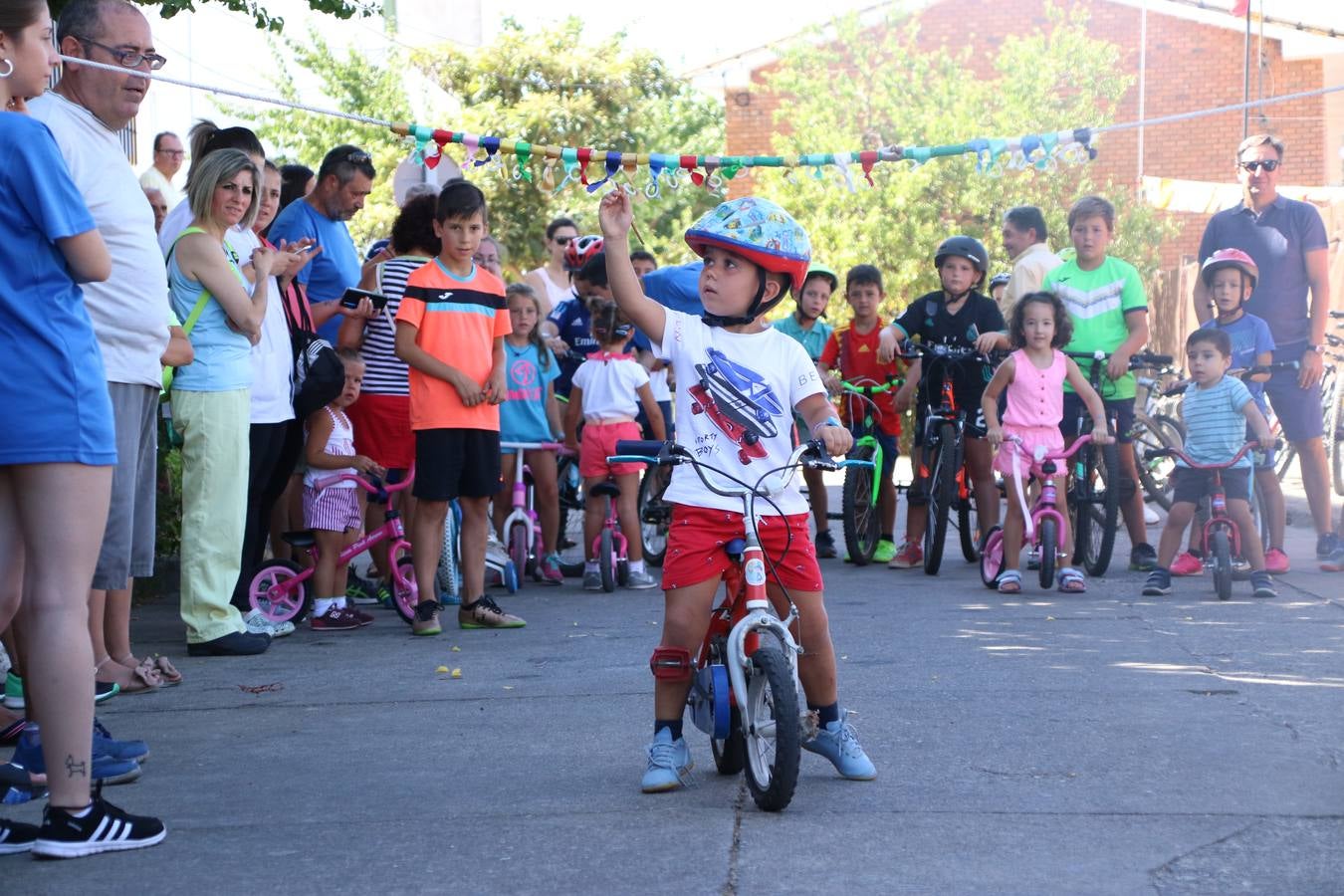El popular barrio de 'San Roque' ha acogido, esta mañana, la primera jornada de su tradicional «velá». La cita ha comenzado con el despertar del barrio con repiques de campana y ha continuado con la tradicional ceremonia de la bendición de animales, los juegos infantiles, una gran tómbola y la fiesta de la espuma. 