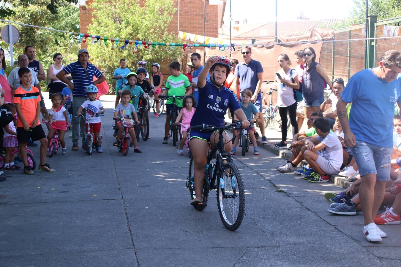 El popular barrio de 'San Roque' ha acogido, esta mañana, la primera jornada de su tradicional «velá». La cita ha comenzado con el despertar del barrio con repiques de campana y ha continuado con la tradicional ceremonia de la bendición de animales, los juegos infantiles, una gran tómbola y la fiesta de la espuma. 