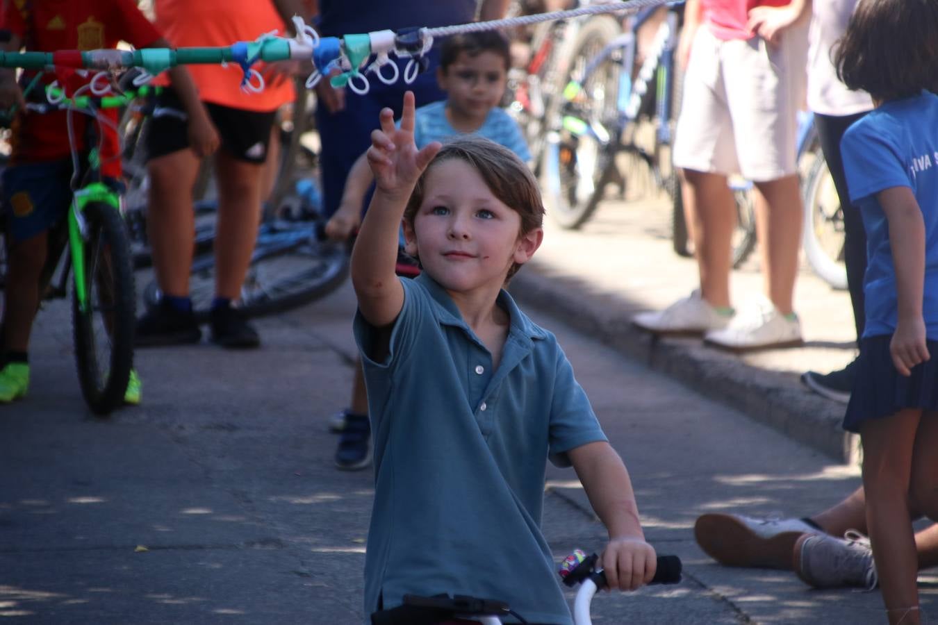 El popular barrio de 'San Roque' ha acogido, esta mañana, la primera jornada de su tradicional «velá». La cita ha comenzado con el despertar del barrio con repiques de campana y ha continuado con la tradicional ceremonia de la bendición de animales, los juegos infantiles, una gran tómbola y la fiesta de la espuma. 
