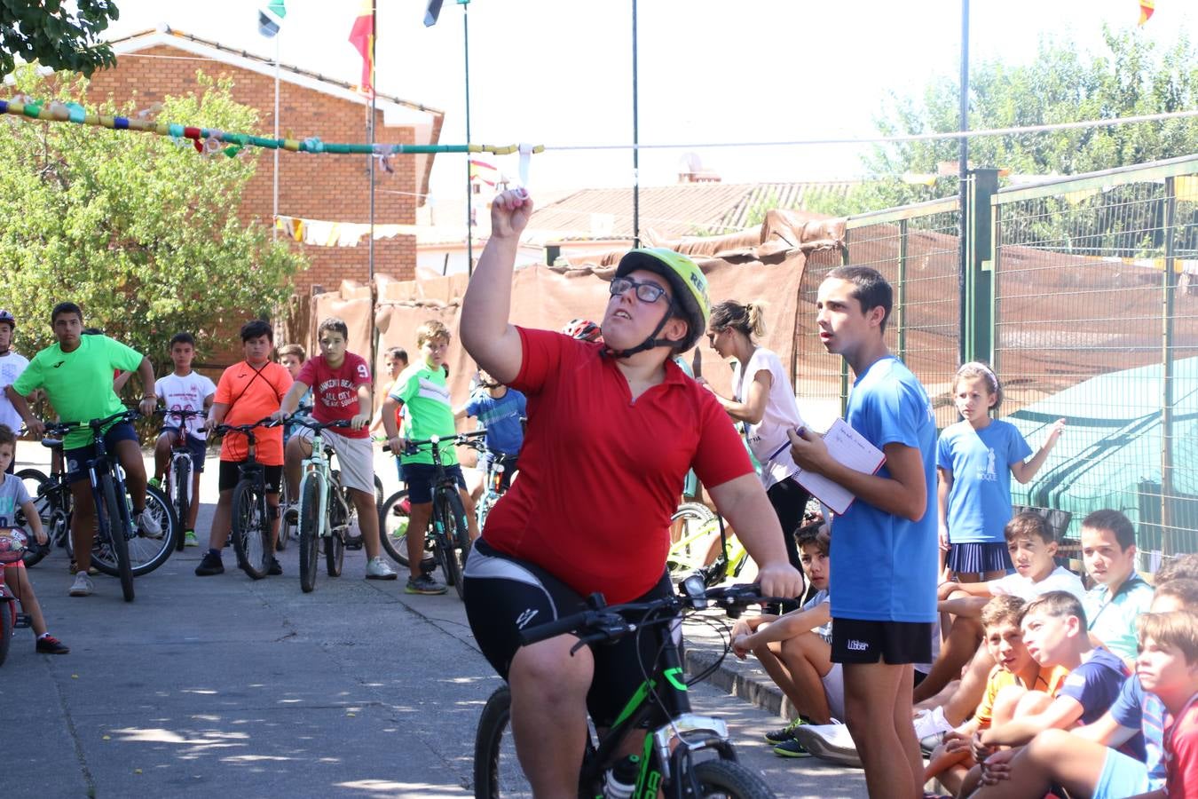 El popular barrio de 'San Roque' ha acogido, esta mañana, la primera jornada de su tradicional «velá». La cita ha comenzado con el despertar del barrio con repiques de campana y ha continuado con la tradicional ceremonia de la bendición de animales, los juegos infantiles, una gran tómbola y la fiesta de la espuma. 