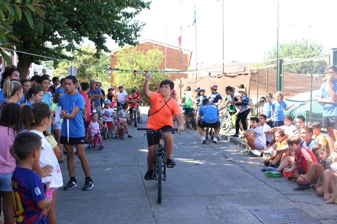 El popular barrio de 'San Roque' ha acogido, esta mañana, la primera jornada de su tradicional «velá». La cita ha comenzado con el despertar del barrio con repiques de campana y ha continuado con la tradicional ceremonia de la bendición de animales, los juegos infantiles, una gran tómbola y la fiesta de la espuma. 