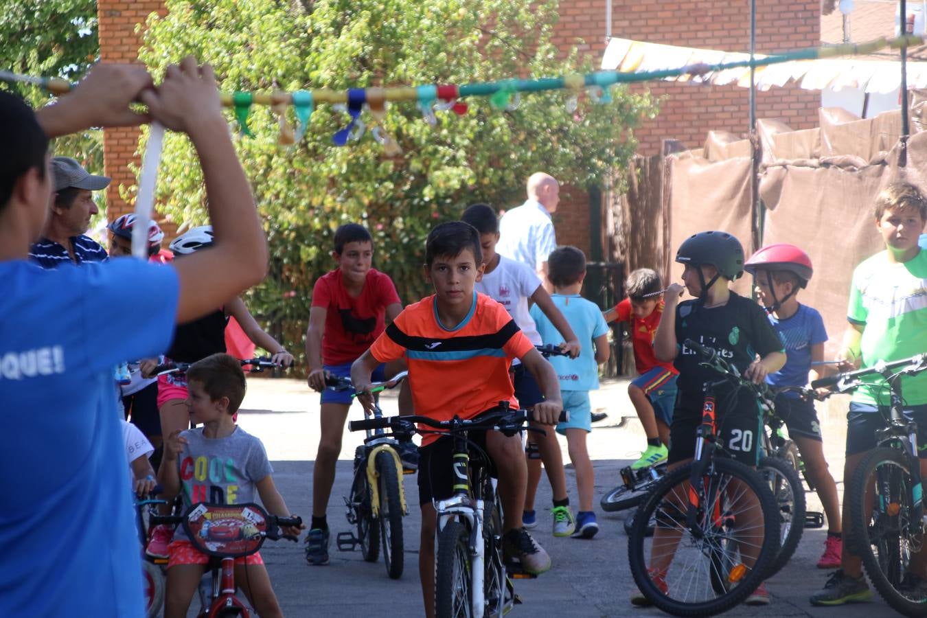 El popular barrio de 'San Roque' ha acogido, esta mañana, la primera jornada de su tradicional «velá». La cita ha comenzado con el despertar del barrio con repiques de campana y ha continuado con la tradicional ceremonia de la bendición de animales, los juegos infantiles, una gran tómbola y la fiesta de la espuma. 