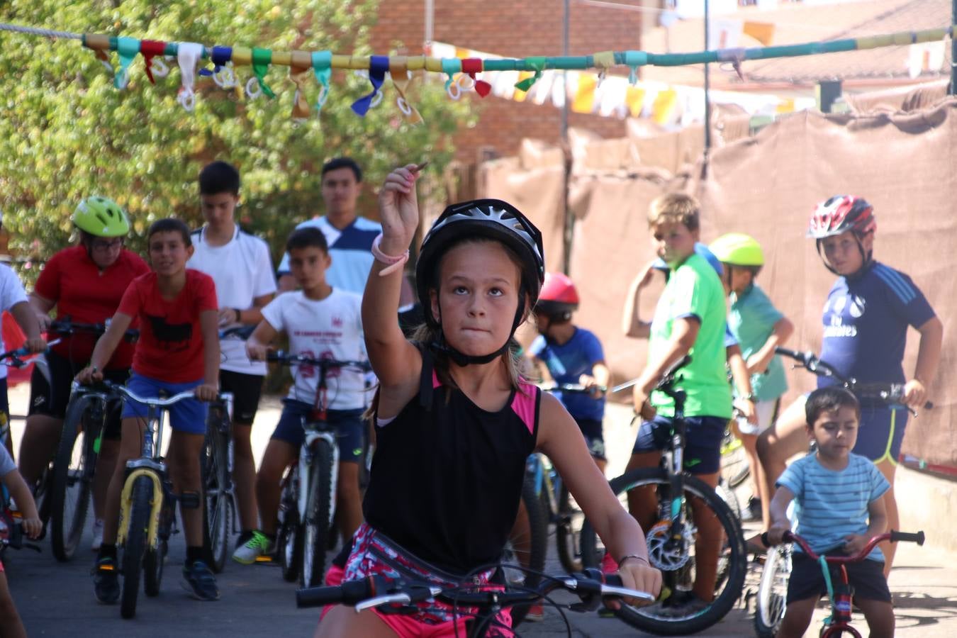 El popular barrio de 'San Roque' ha acogido, esta mañana, la primera jornada de su tradicional «velá». La cita ha comenzado con el despertar del barrio con repiques de campana y ha continuado con la tradicional ceremonia de la bendición de animales, los juegos infantiles, una gran tómbola y la fiesta de la espuma. 
