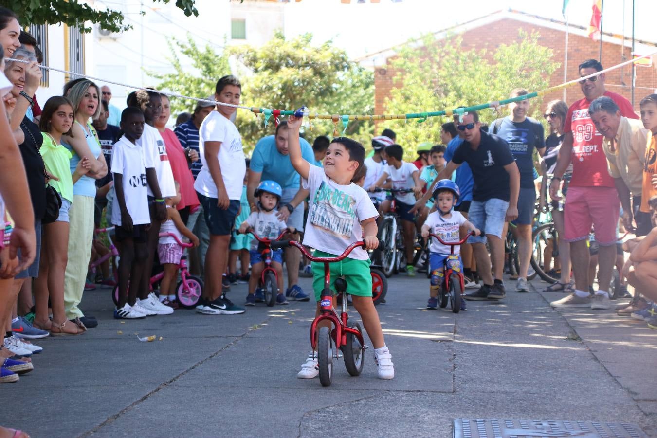 El popular barrio de 'San Roque' ha acogido, esta mañana, la primera jornada de su tradicional «velá». La cita ha comenzado con el despertar del barrio con repiques de campana y ha continuado con la tradicional ceremonia de la bendición de animales, los juegos infantiles, una gran tómbola y la fiesta de la espuma. 