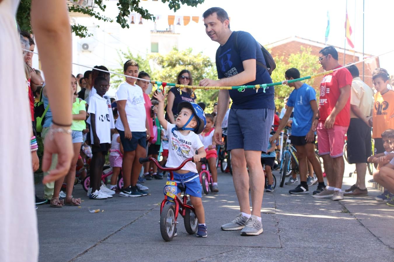 El popular barrio de 'San Roque' ha acogido, esta mañana, la primera jornada de su tradicional «velá». La cita ha comenzado con el despertar del barrio con repiques de campana y ha continuado con la tradicional ceremonia de la bendición de animales, los juegos infantiles, una gran tómbola y la fiesta de la espuma. 