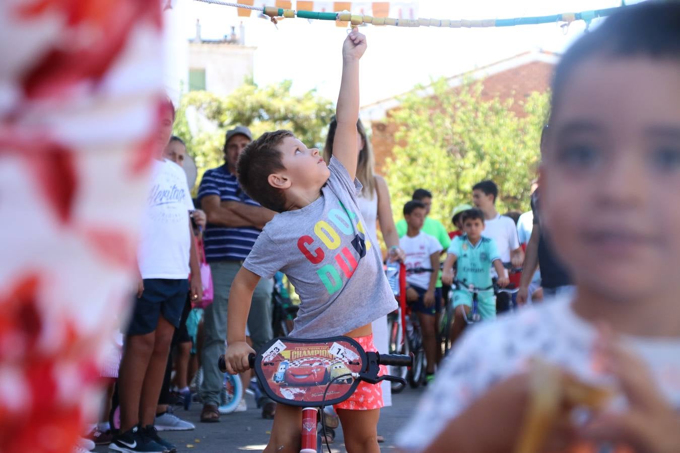 El popular barrio de 'San Roque' ha acogido, esta mañana, la primera jornada de su tradicional «velá». La cita ha comenzado con el despertar del barrio con repiques de campana y ha continuado con la tradicional ceremonia de la bendición de animales, los juegos infantiles, una gran tómbola y la fiesta de la espuma. 