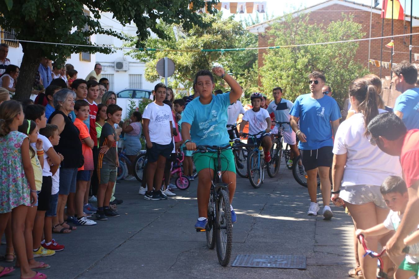 El popular barrio de 'San Roque' ha acogido, esta mañana, la primera jornada de su tradicional «velá». La cita ha comenzado con el despertar del barrio con repiques de campana y ha continuado con la tradicional ceremonia de la bendición de animales, los juegos infantiles, una gran tómbola y la fiesta de la espuma. 