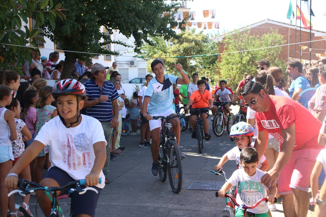 El popular barrio de 'San Roque' ha acogido, esta mañana, la primera jornada de su tradicional «velá». La cita ha comenzado con el despertar del barrio con repiques de campana y ha continuado con la tradicional ceremonia de la bendición de animales, los juegos infantiles, una gran tómbola y la fiesta de la espuma. 