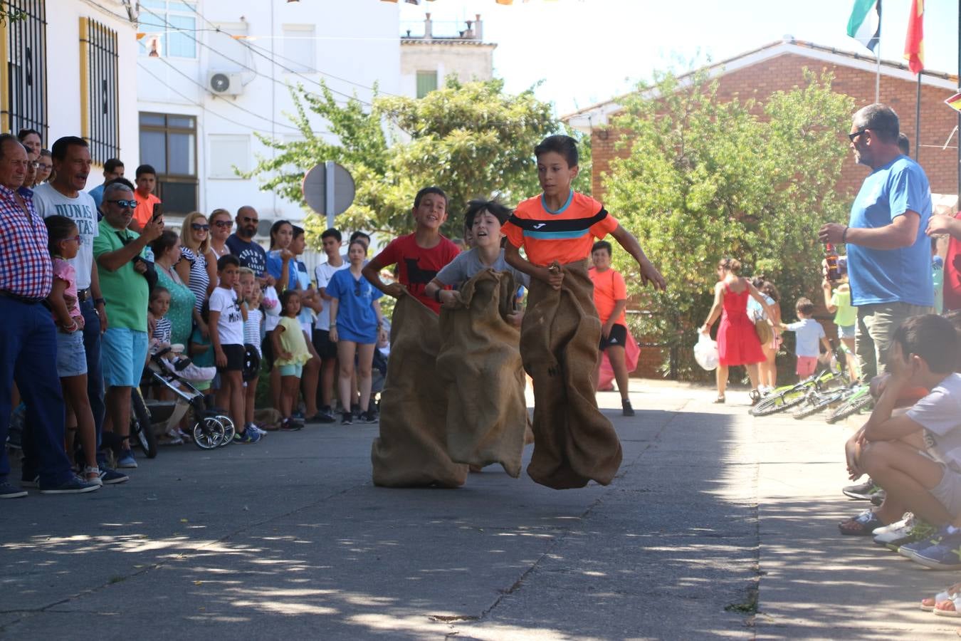 El popular barrio de 'San Roque' ha acogido, esta mañana, la primera jornada de su tradicional «velá». La cita ha comenzado con el despertar del barrio con repiques de campana y ha continuado con la tradicional ceremonia de la bendición de animales, los juegos infantiles, una gran tómbola y la fiesta de la espuma. 