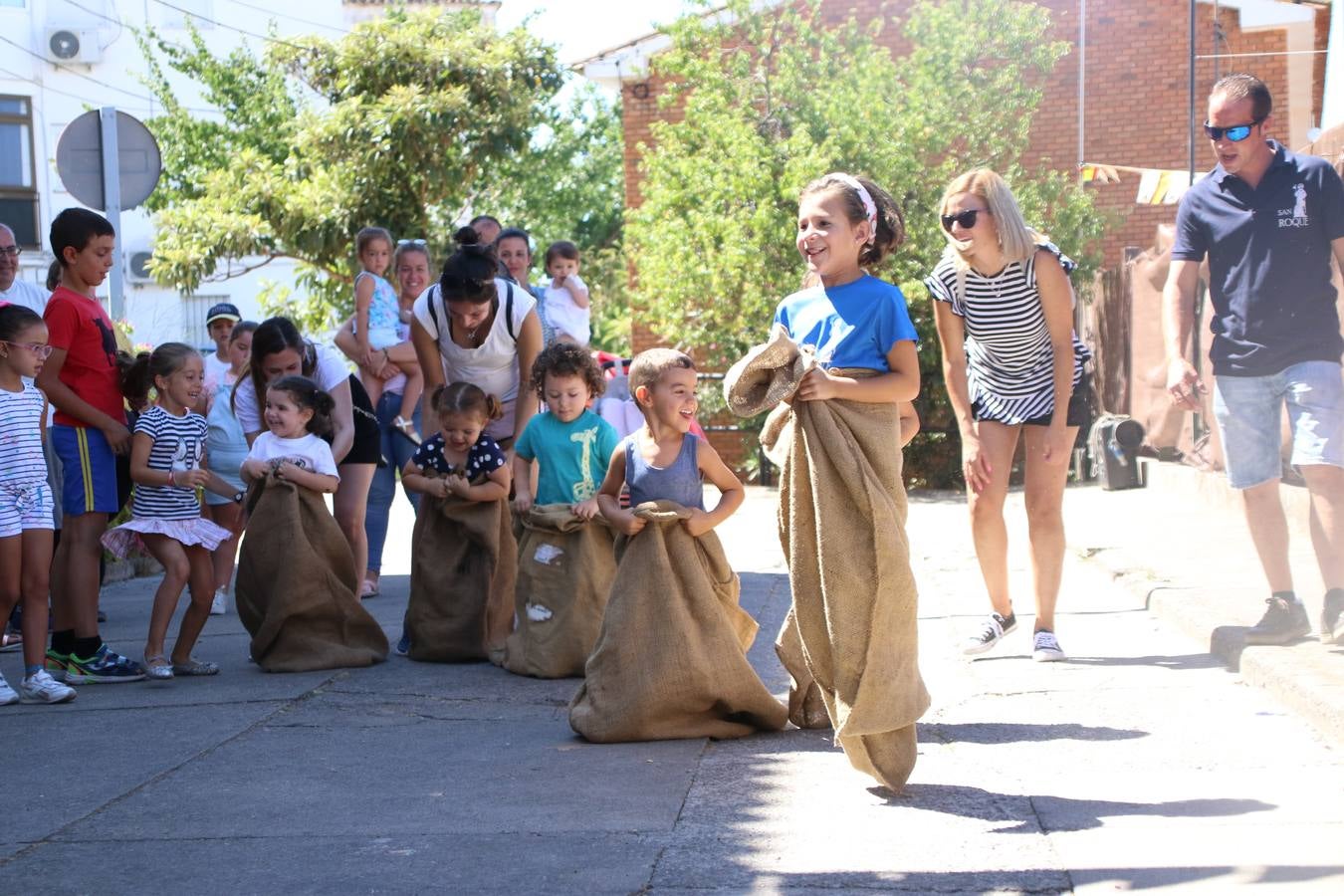 El popular barrio de 'San Roque' ha acogido, esta mañana, la primera jornada de su tradicional «velá». La cita ha comenzado con el despertar del barrio con repiques de campana y ha continuado con la tradicional ceremonia de la bendición de animales, los juegos infantiles, una gran tómbola y la fiesta de la espuma. 