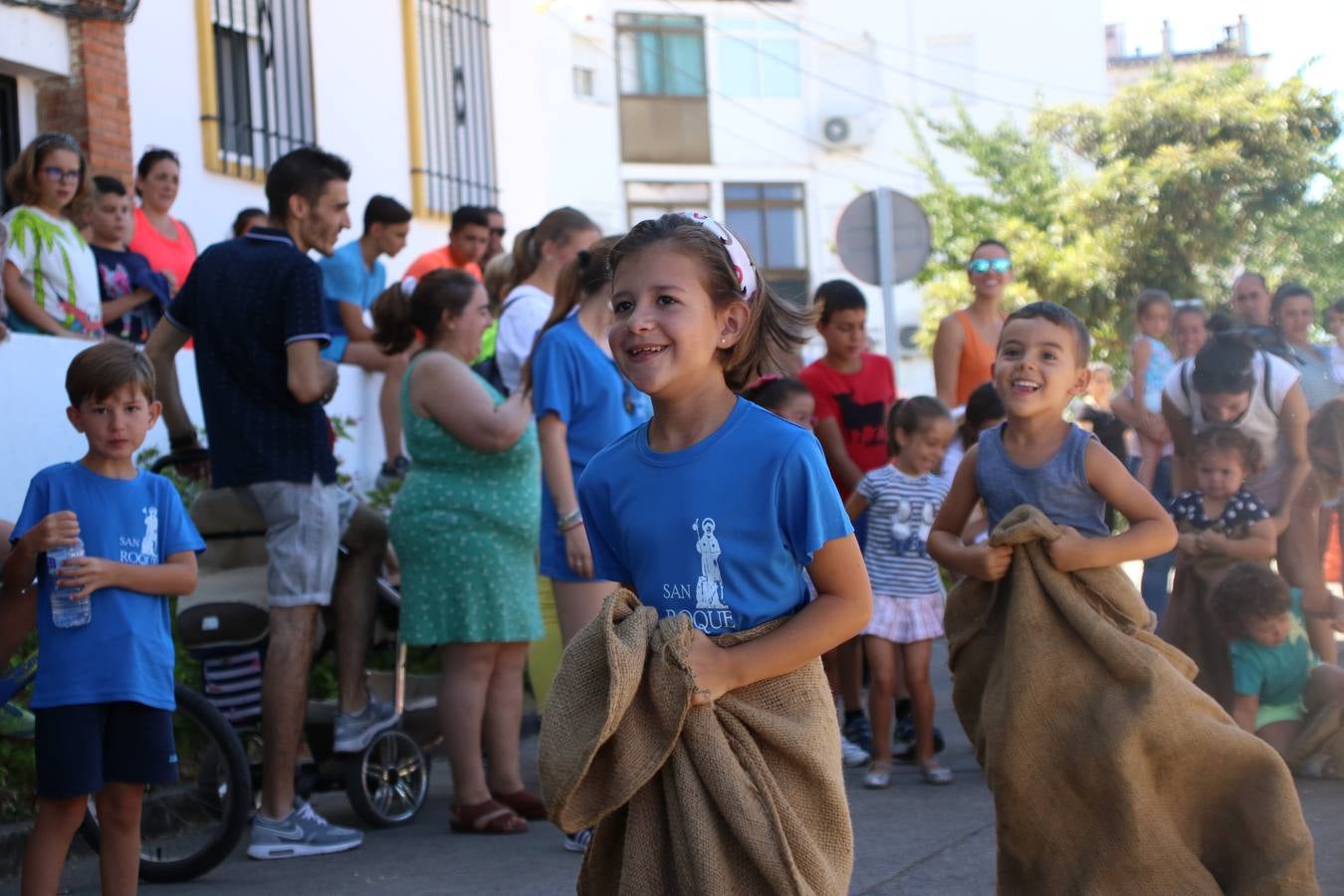 El popular barrio de 'San Roque' ha acogido, esta mañana, la primera jornada de su tradicional «velá». La cita ha comenzado con el despertar del barrio con repiques de campana y ha continuado con la tradicional ceremonia de la bendición de animales, los juegos infantiles, una gran tómbola y la fiesta de la espuma. 