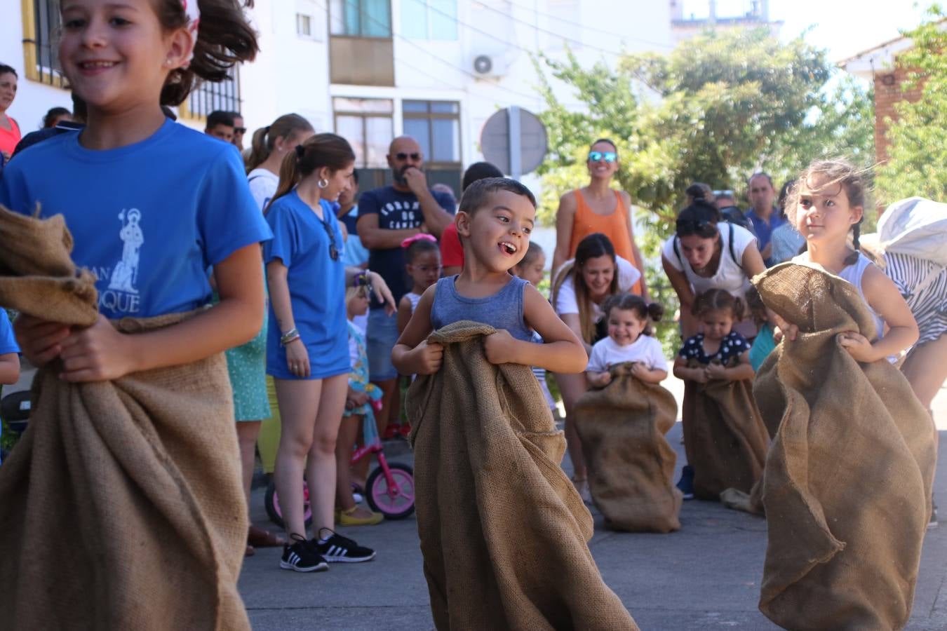 El popular barrio de 'San Roque' ha acogido, esta mañana, la primera jornada de su tradicional «velá». La cita ha comenzado con el despertar del barrio con repiques de campana y ha continuado con la tradicional ceremonia de la bendición de animales, los juegos infantiles, una gran tómbola y la fiesta de la espuma. 