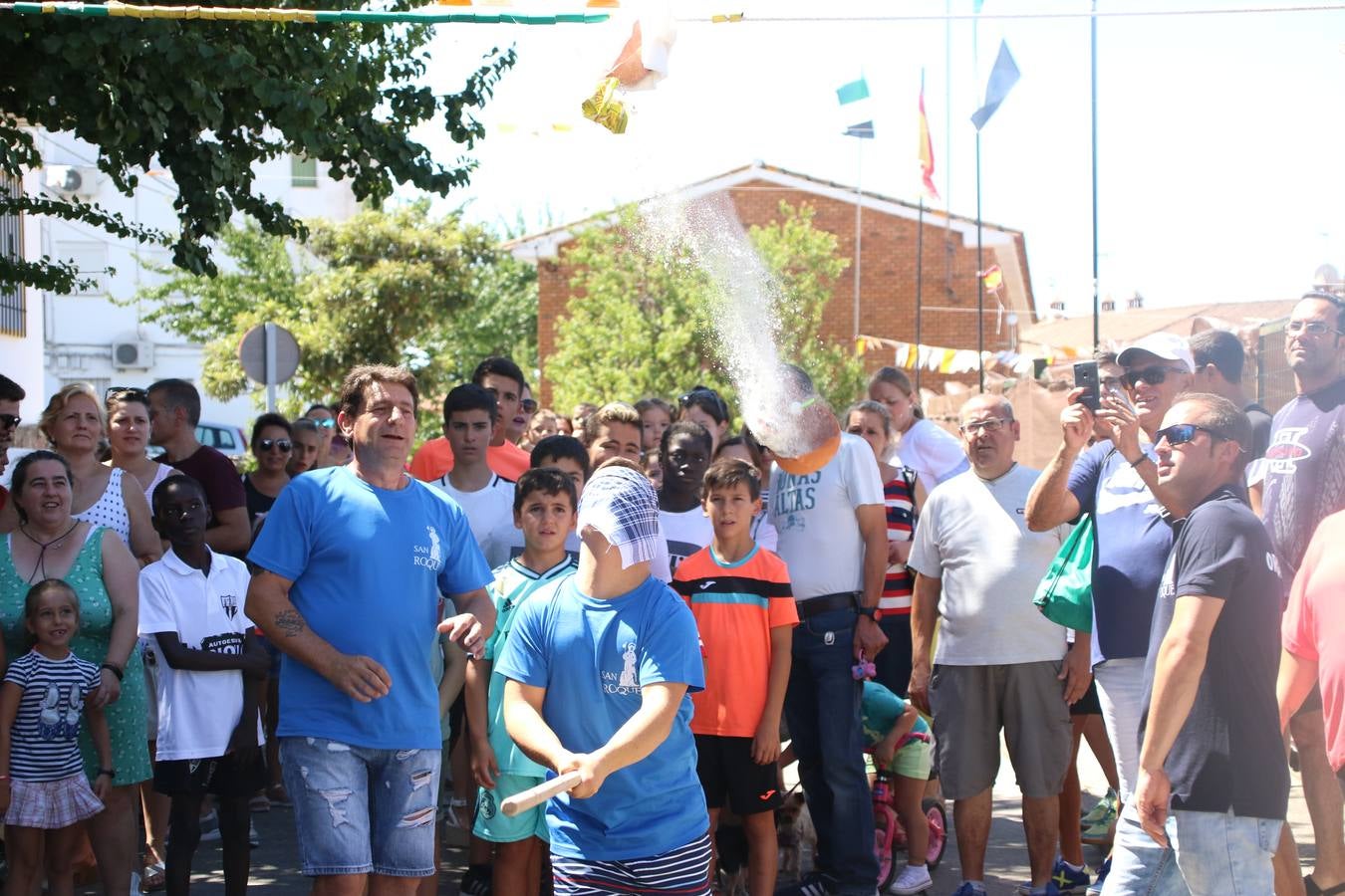 El popular barrio de 'San Roque' ha acogido, esta mañana, la primera jornada de su tradicional «velá». La cita ha comenzado con el despertar del barrio con repiques de campana y ha continuado con la tradicional ceremonia de la bendición de animales, los juegos infantiles, una gran tómbola y la fiesta de la espuma. 