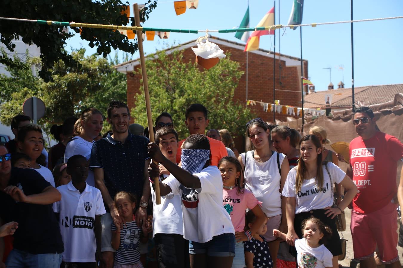 El popular barrio de 'San Roque' ha acogido, esta mañana, la primera jornada de su tradicional «velá». La cita ha comenzado con el despertar del barrio con repiques de campana y ha continuado con la tradicional ceremonia de la bendición de animales, los juegos infantiles, una gran tómbola y la fiesta de la espuma. 